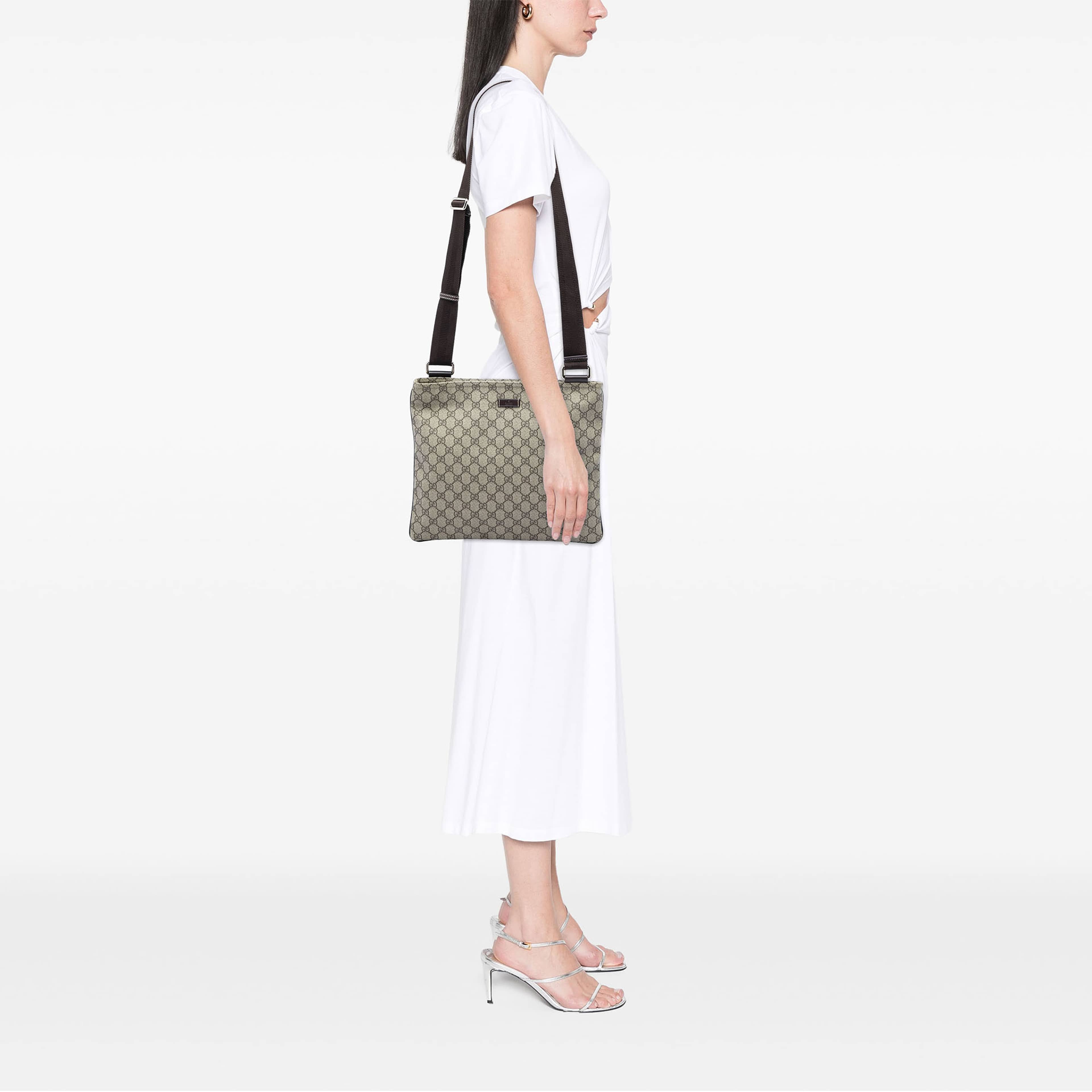 Gucci Gg Supreme Crossbody, från Luxclusif, i färgen beige. Klicka för att öppna bilden i stort format