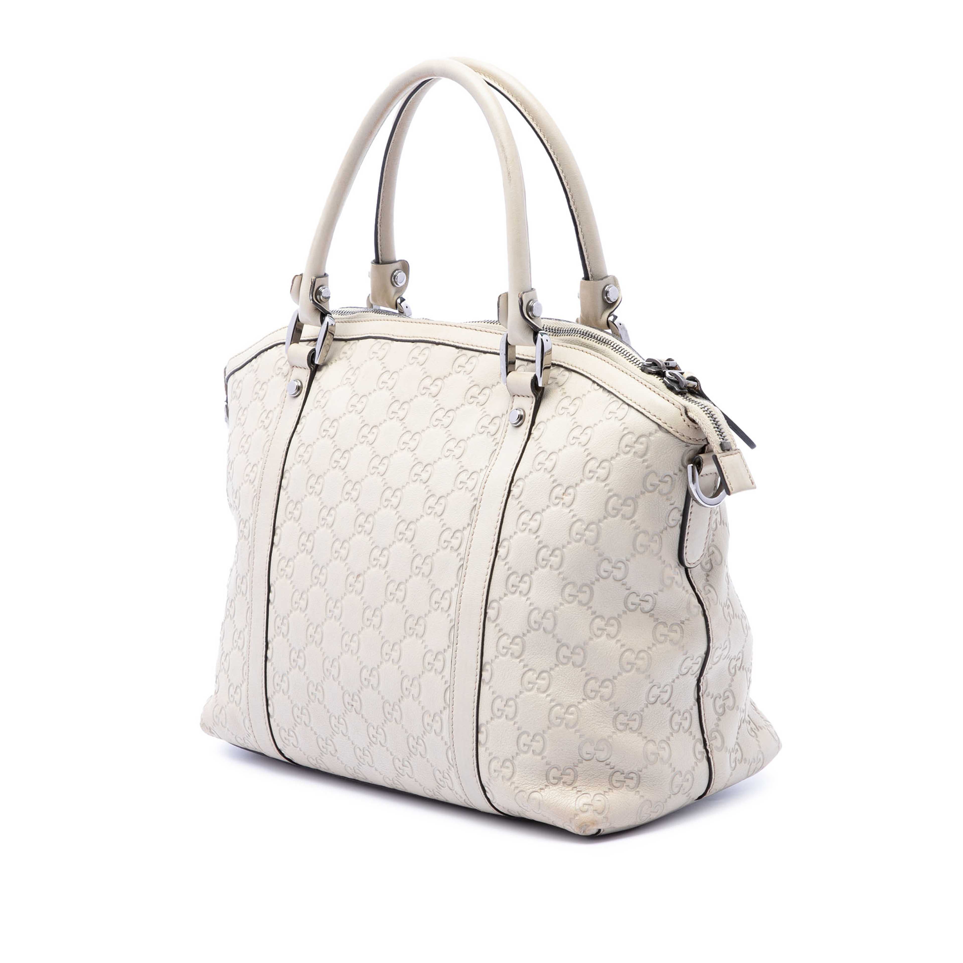 Gucci Medium Guccissima Gg Charm Dome Satchel, från Luxclusif, i färgen vit. Klicka för att öppna bilden i stort format