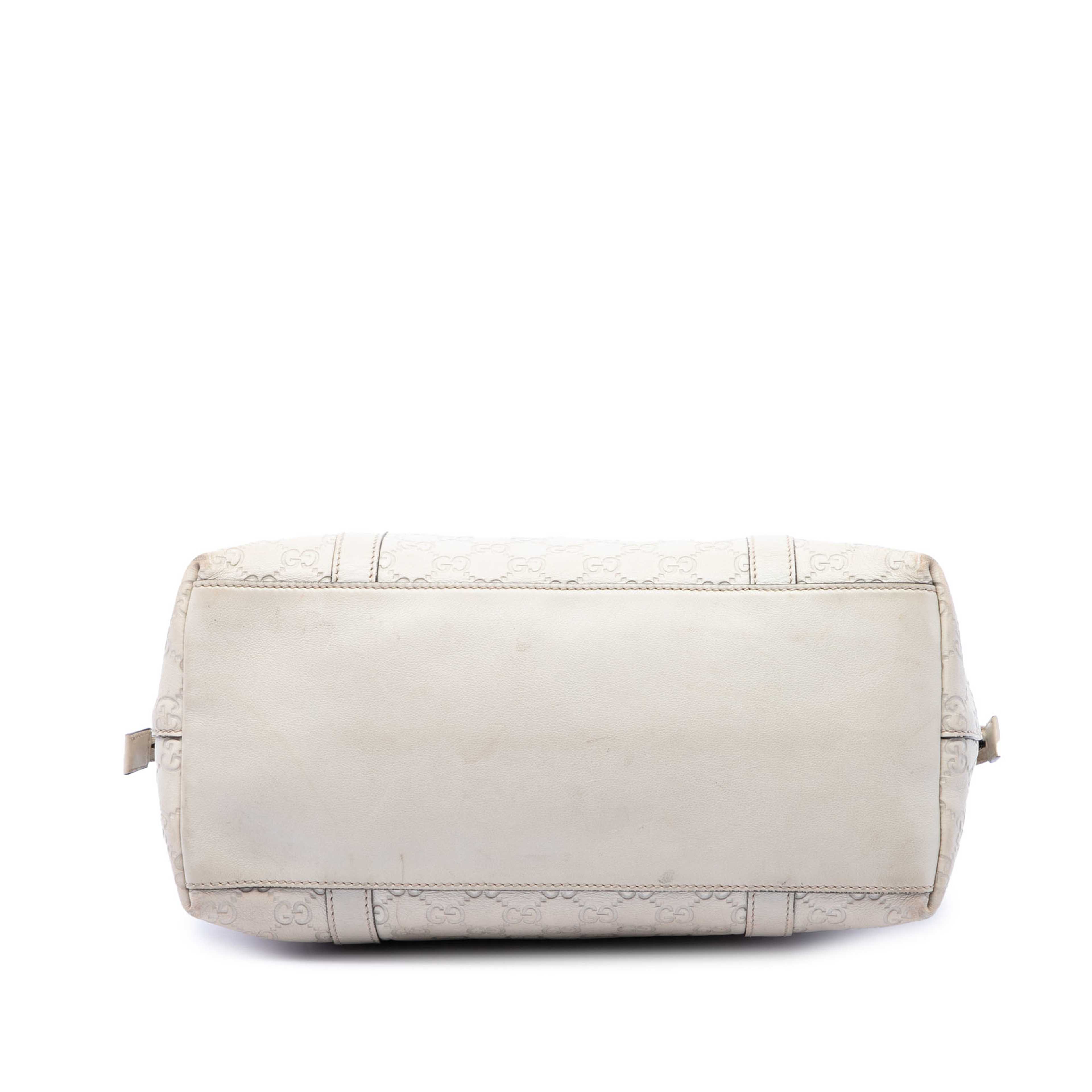 Gucci Medium Guccissima Gg Charm Dome Satchel, från Luxclusif, i färgen vit. Klicka för att öppna bilden i stort format