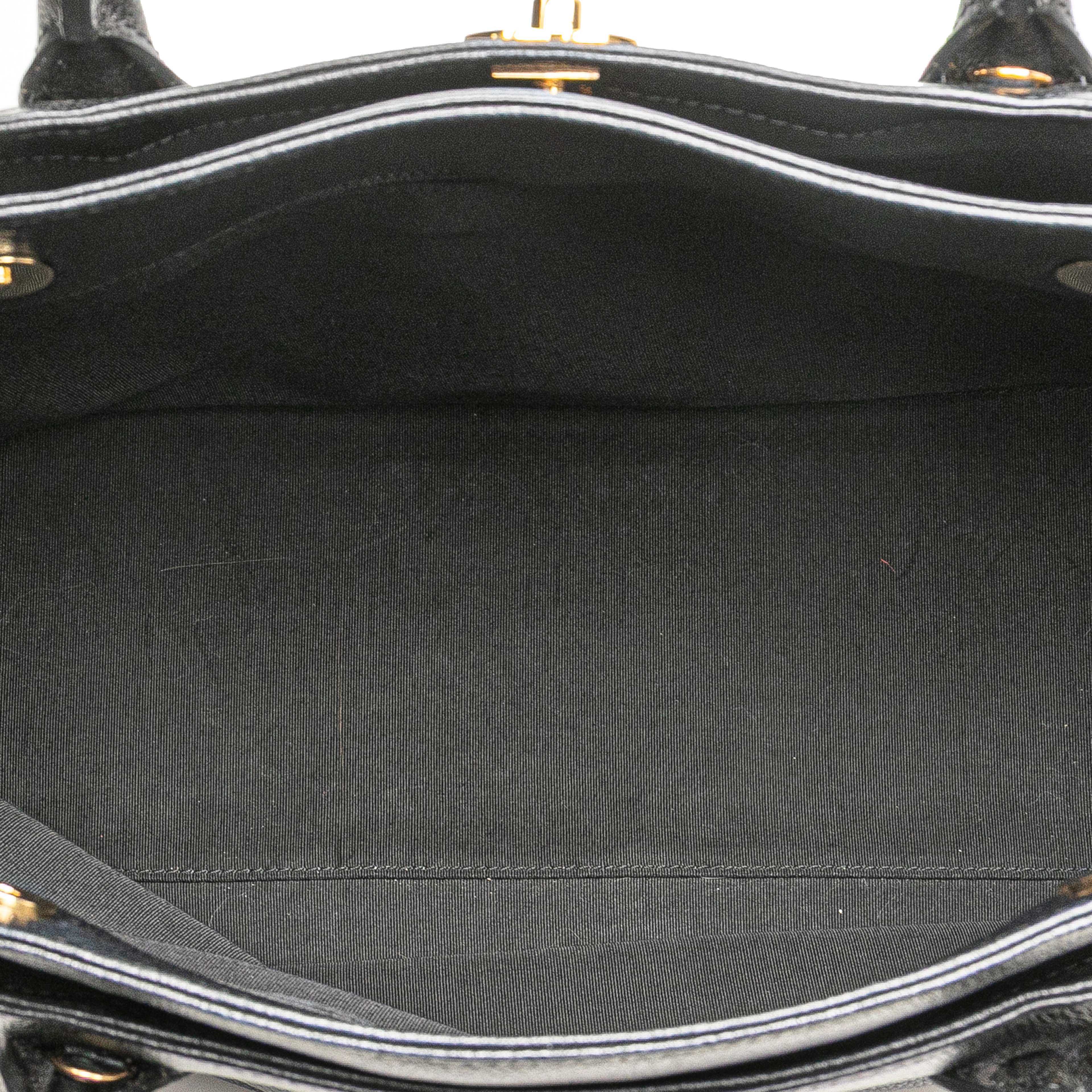 Chanel Medium Calfskin Executive Cerf Tote, från Luxclusif, i färgen black.