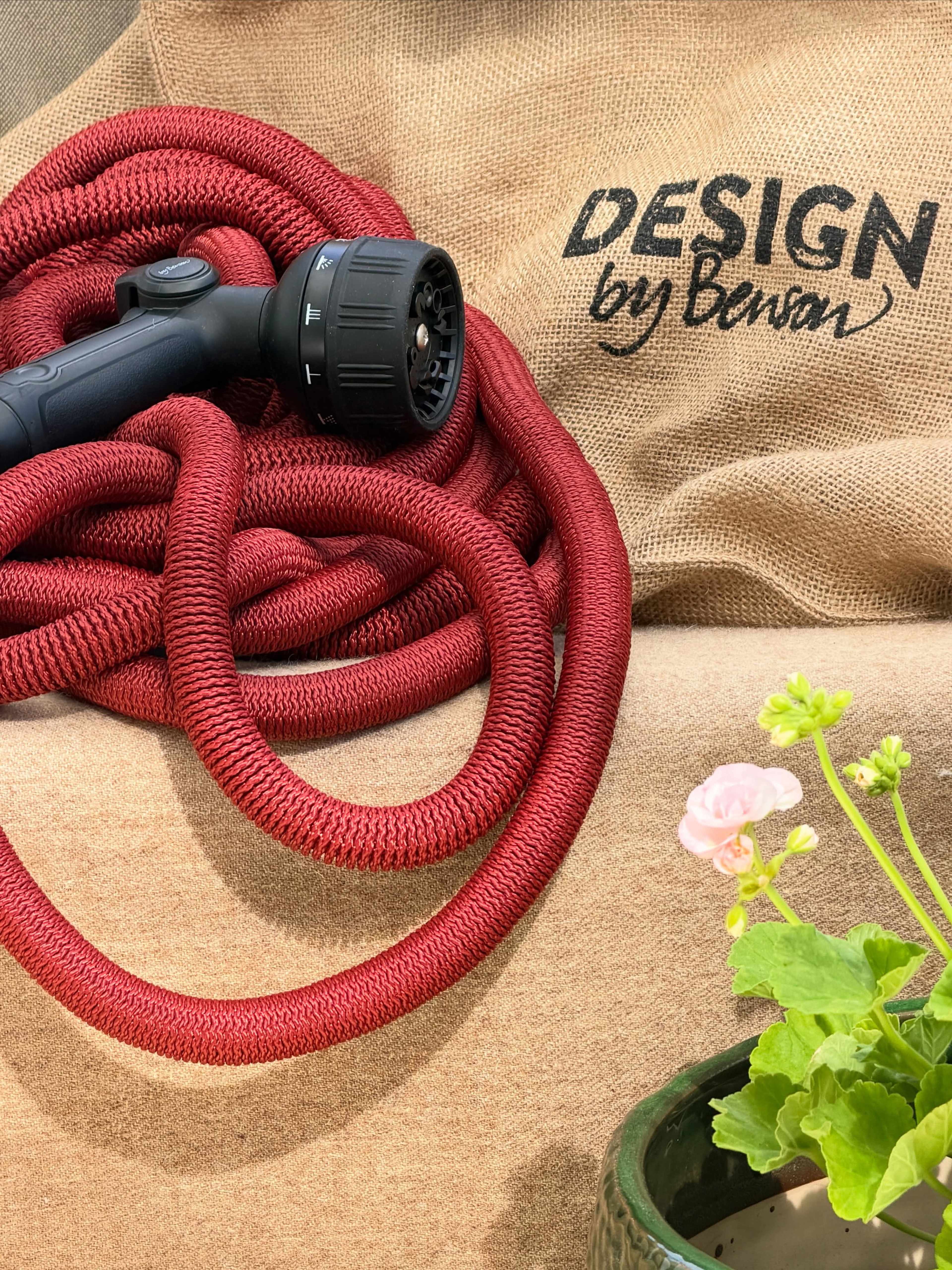 Vattenslang Deluxe 25 M, från by Benson, i färgen red. Klicka för att öppna bilden i stort format