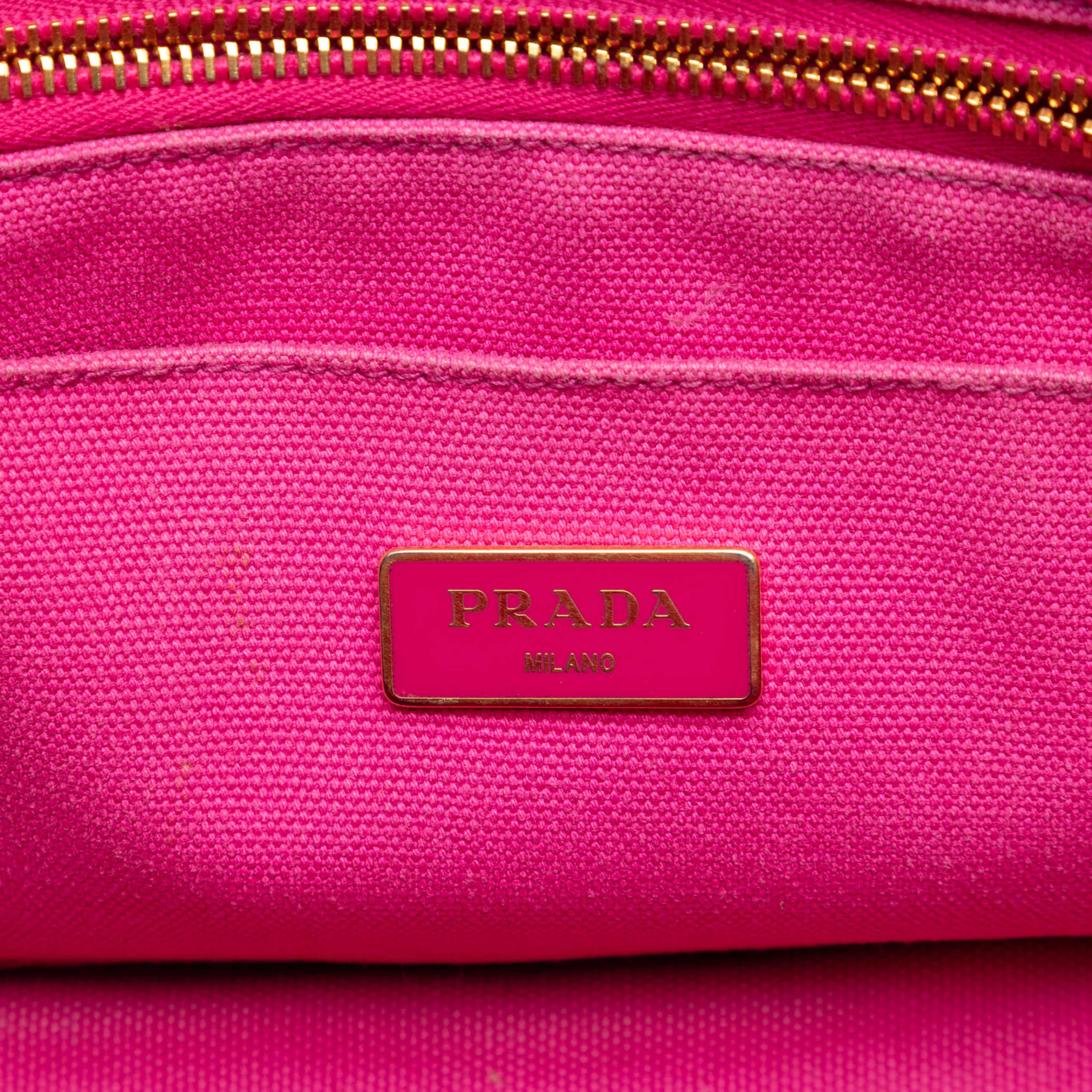 Prada Canvas Canapa Logo Satchel, från Luxclusif, i färgen hot pink. Klicka för att öppna bilden i stort format