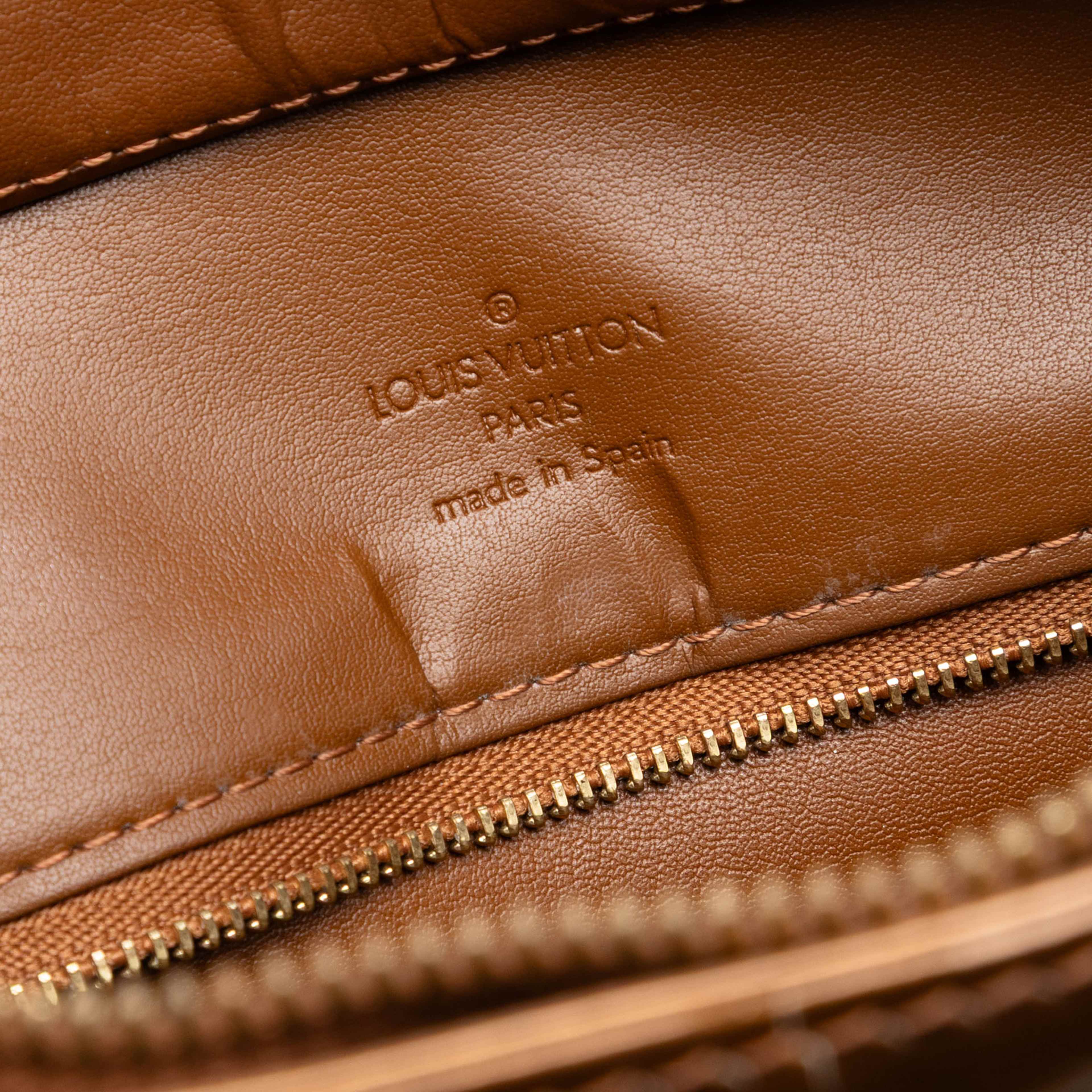 Louis Vuitton Monogram Vernis Houston, från Luxclusif, i färgen bronze. Klicka för att öppna bilden i stort format