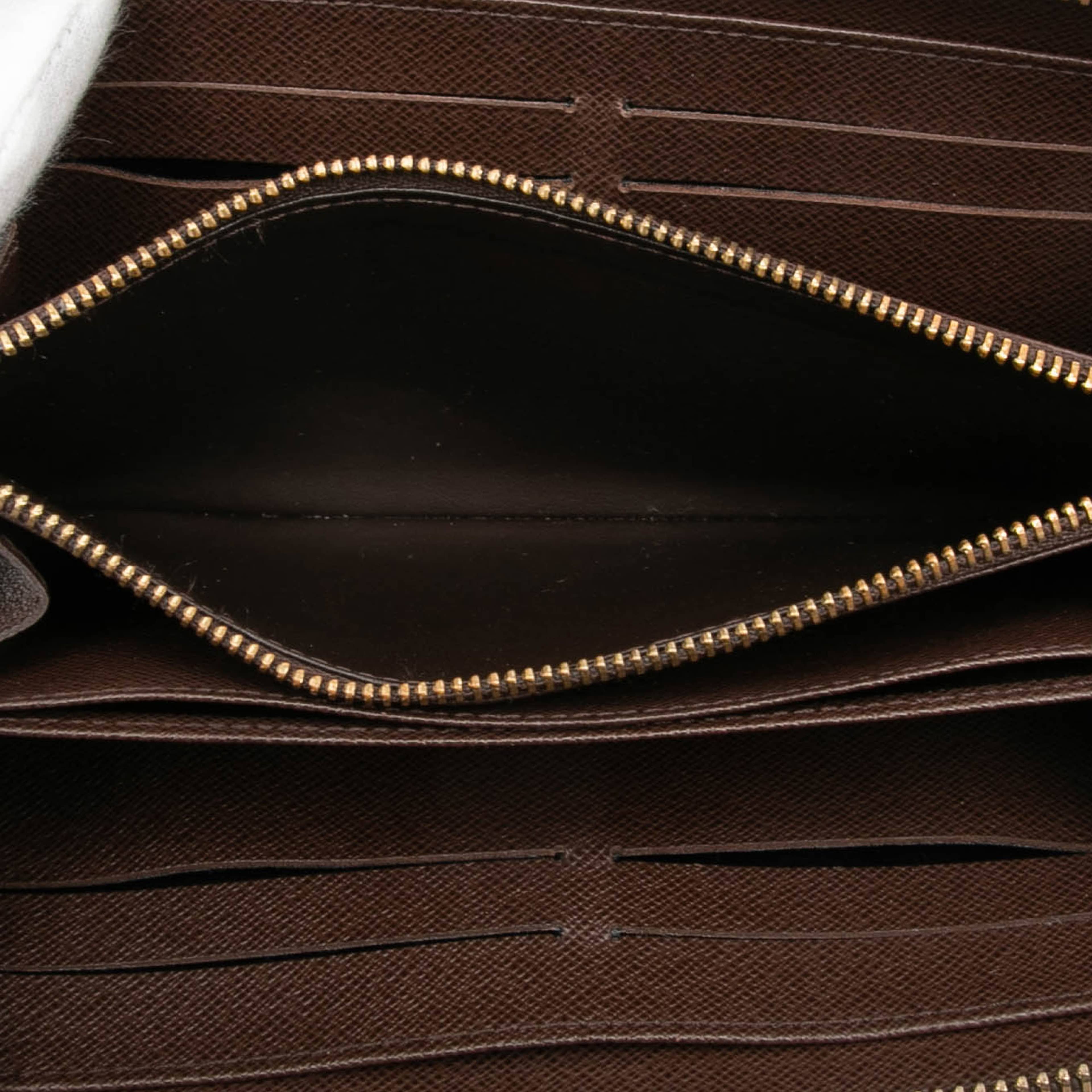Louis Vuitton Damier Ebene Zippy Long Wallet, från Luxclusif, i färgen brown. Klicka för att öppna bilden i stort format
