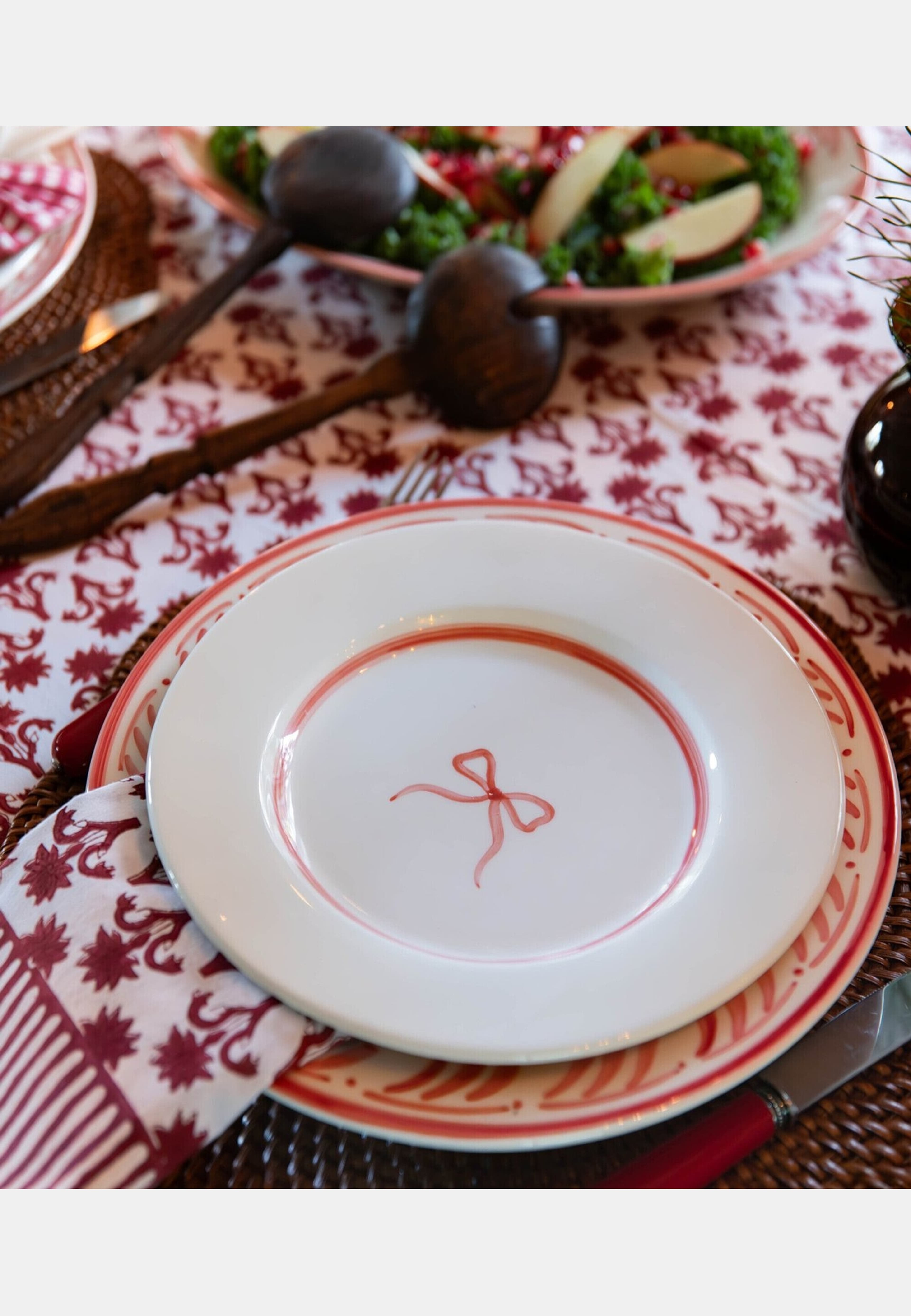 Bow Assiett - 22 Cm, från Pick A Poppy, i färgen dark pink. Klicka för att öppna bilden i stort format