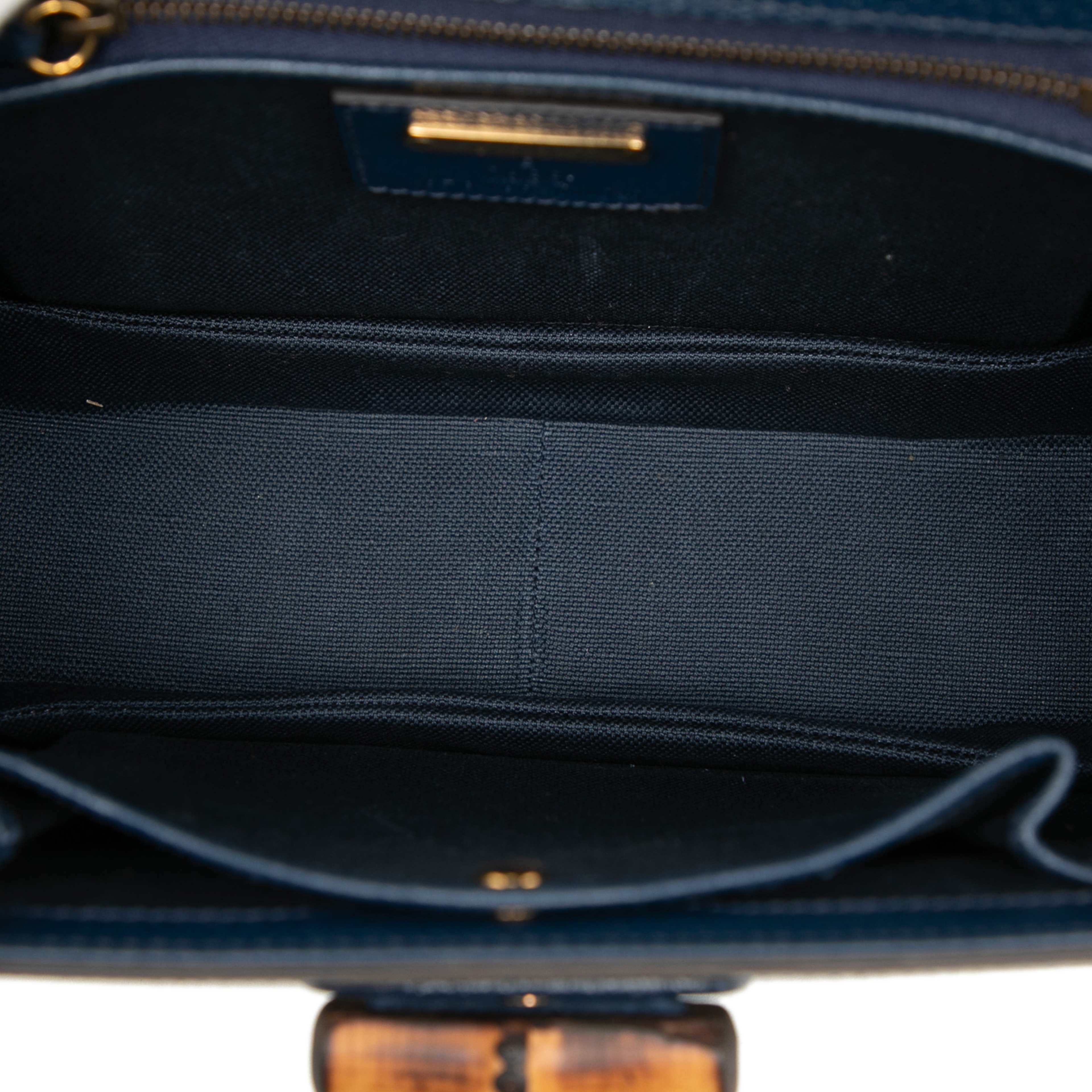 Gucci 100th Anniversary Medium Gg Coated Canvas Kaleidoscope 1947 Bamboo Top Handle Bag, från Luxclusif, i färgen blue. Klicka för att öppna bilden i stort format