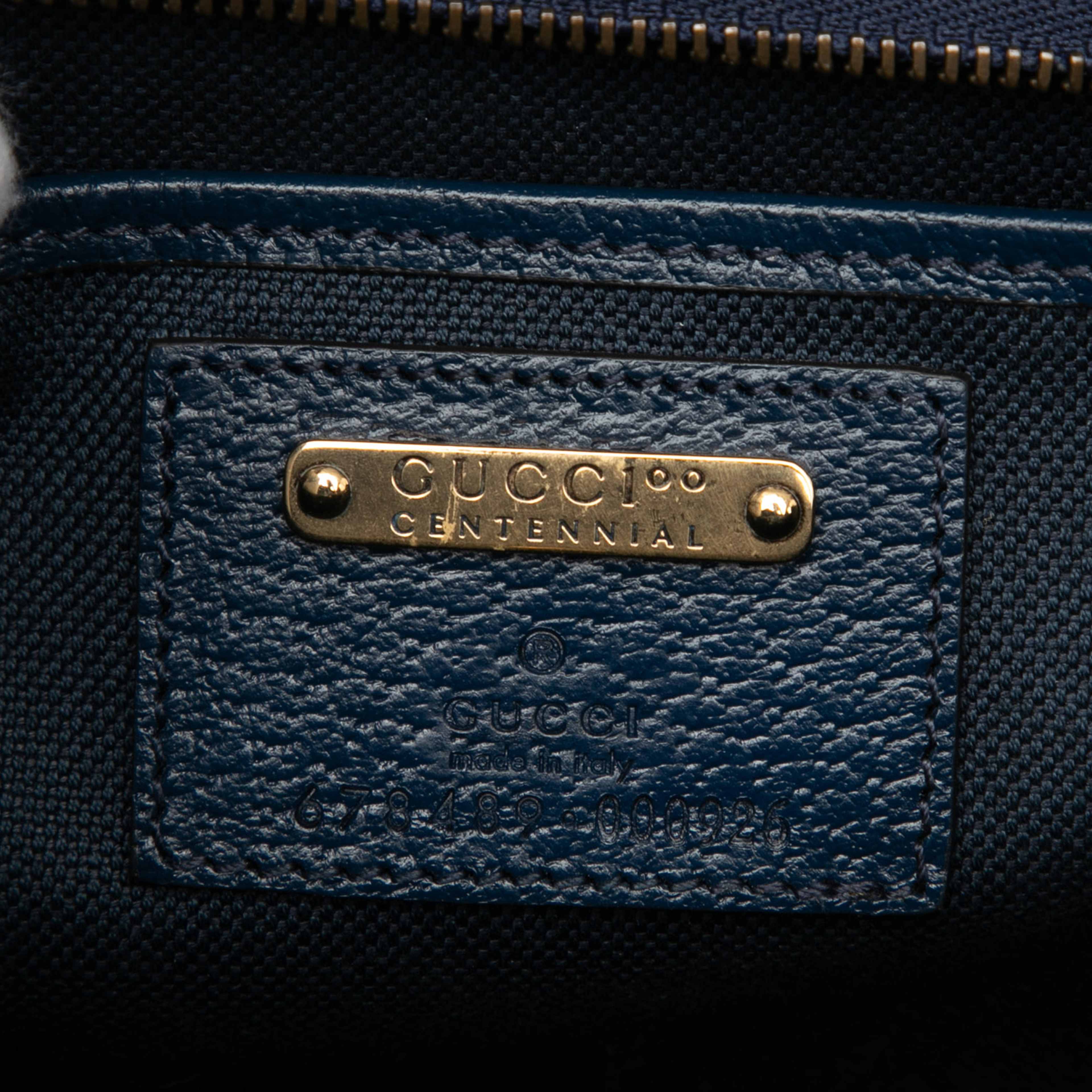 Gucci 100th Anniversary Medium Gg Coated Canvas Kaleidoscope 1947 Bamboo Top Handle Bag, från Luxclusif, i färgen blue. Klicka för att öppna bilden i stort format