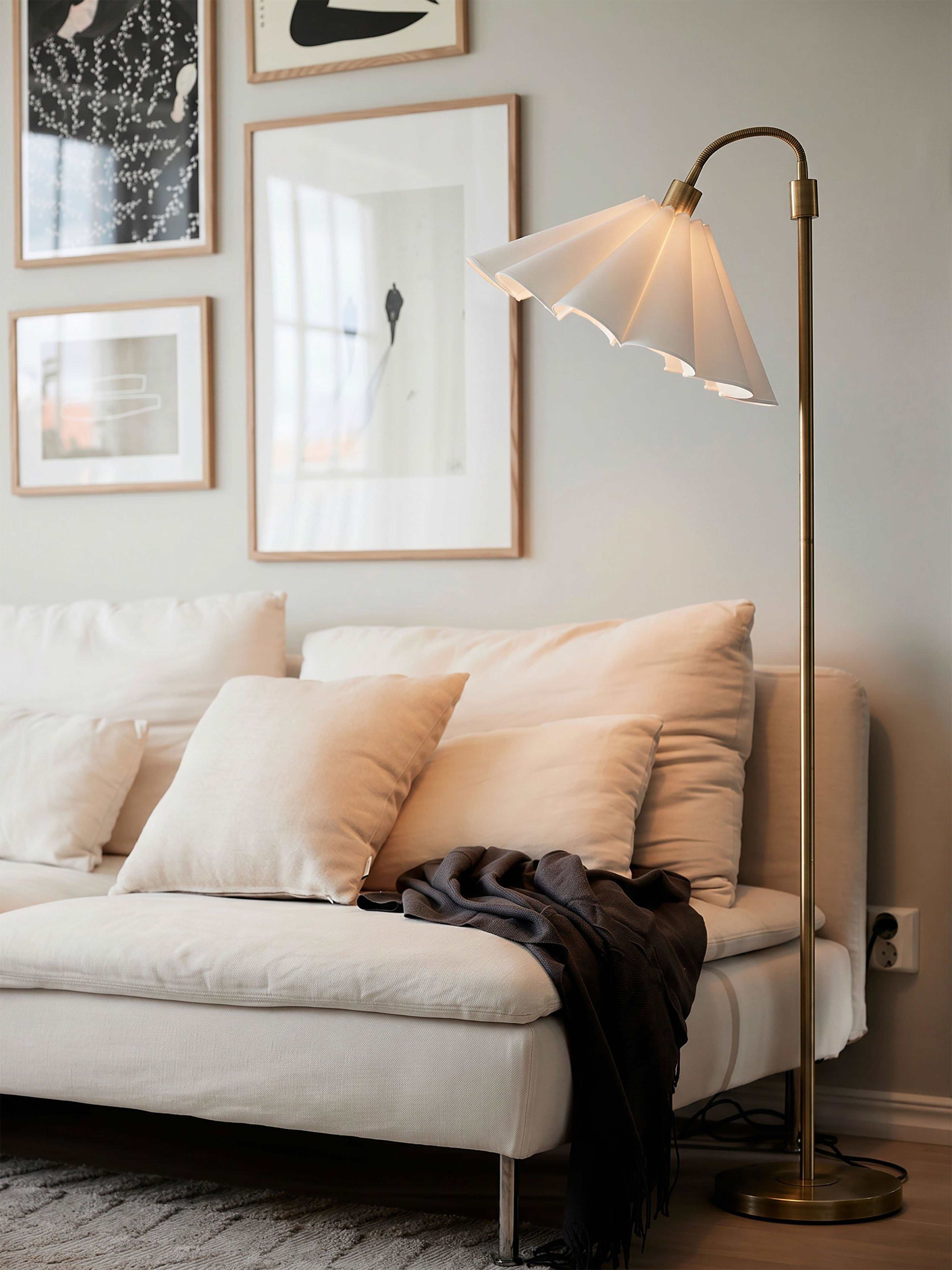 Amy Golvlampa Flex, från PR Home, i färgen antikmässing. Klicka för att öppna bilden i stort format