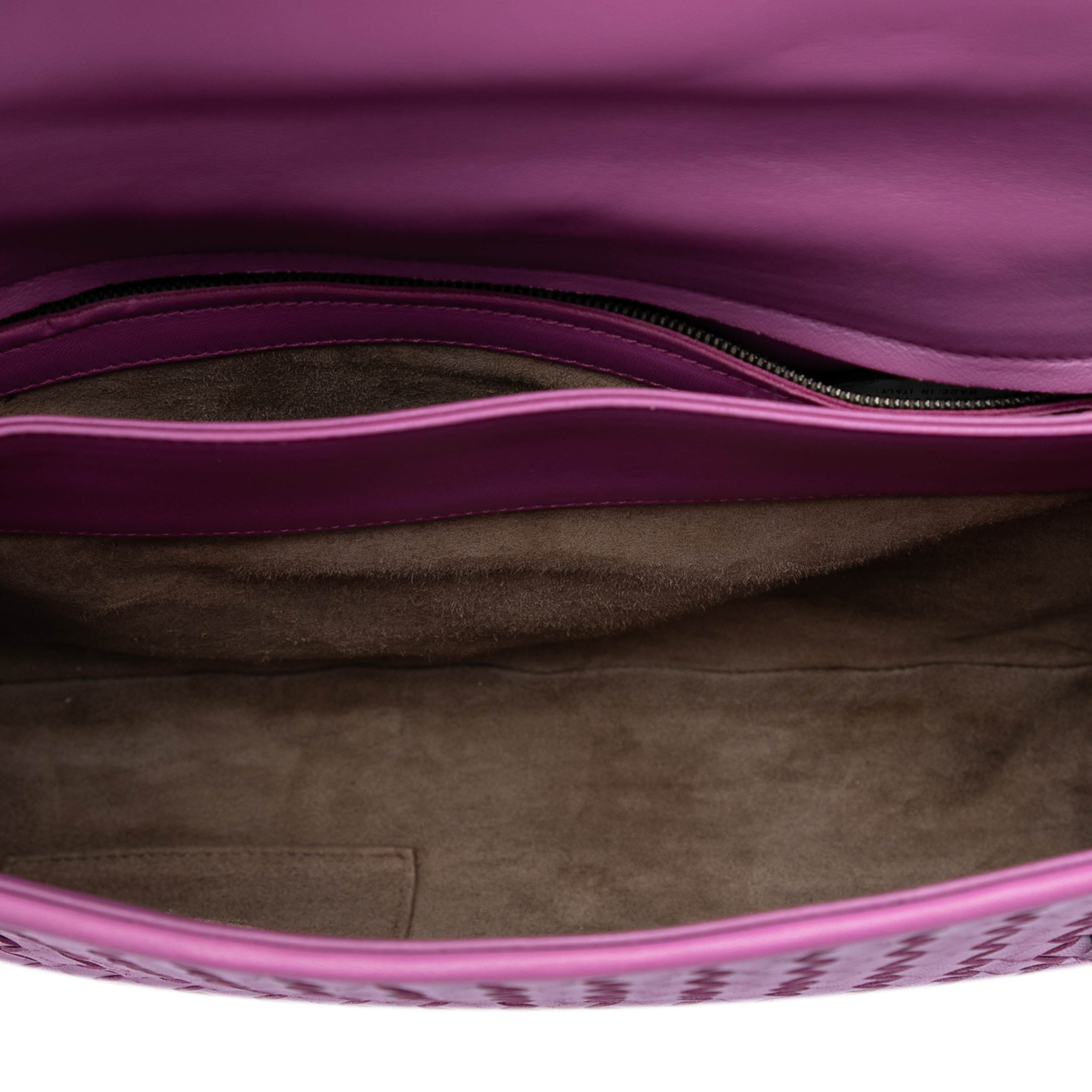 Bottega Veneta Medium Nappa Intrecciato Olimpia Shoulder Bag, från Luxclusif, i färgen magenta. Klicka för att öppna bilden i stort format