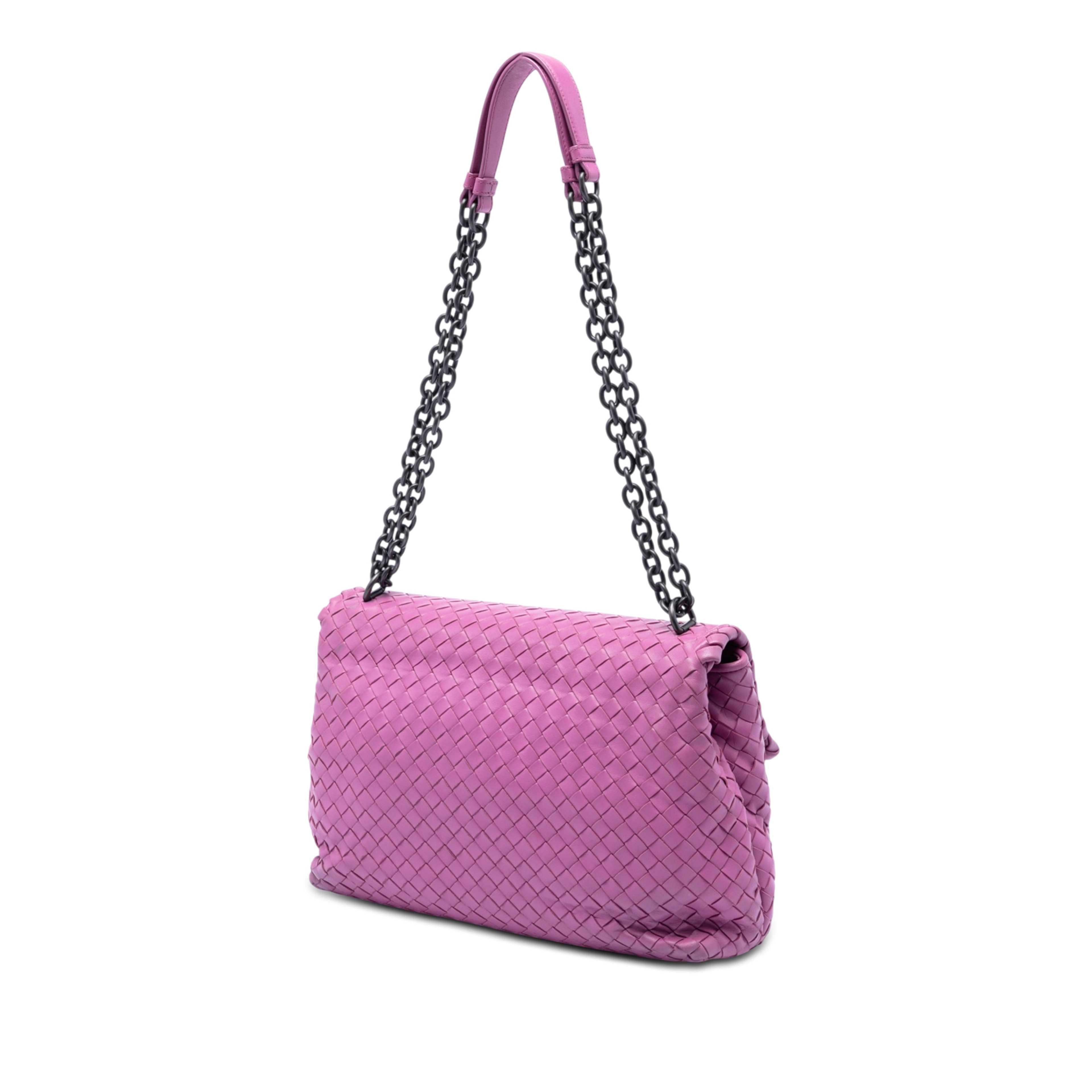 Bottega Veneta Medium Nappa Intrecciato Olimpia Shoulder Bag, från Luxclusif, i färgen purpur. Klicka för att öppna bilden i stort format
