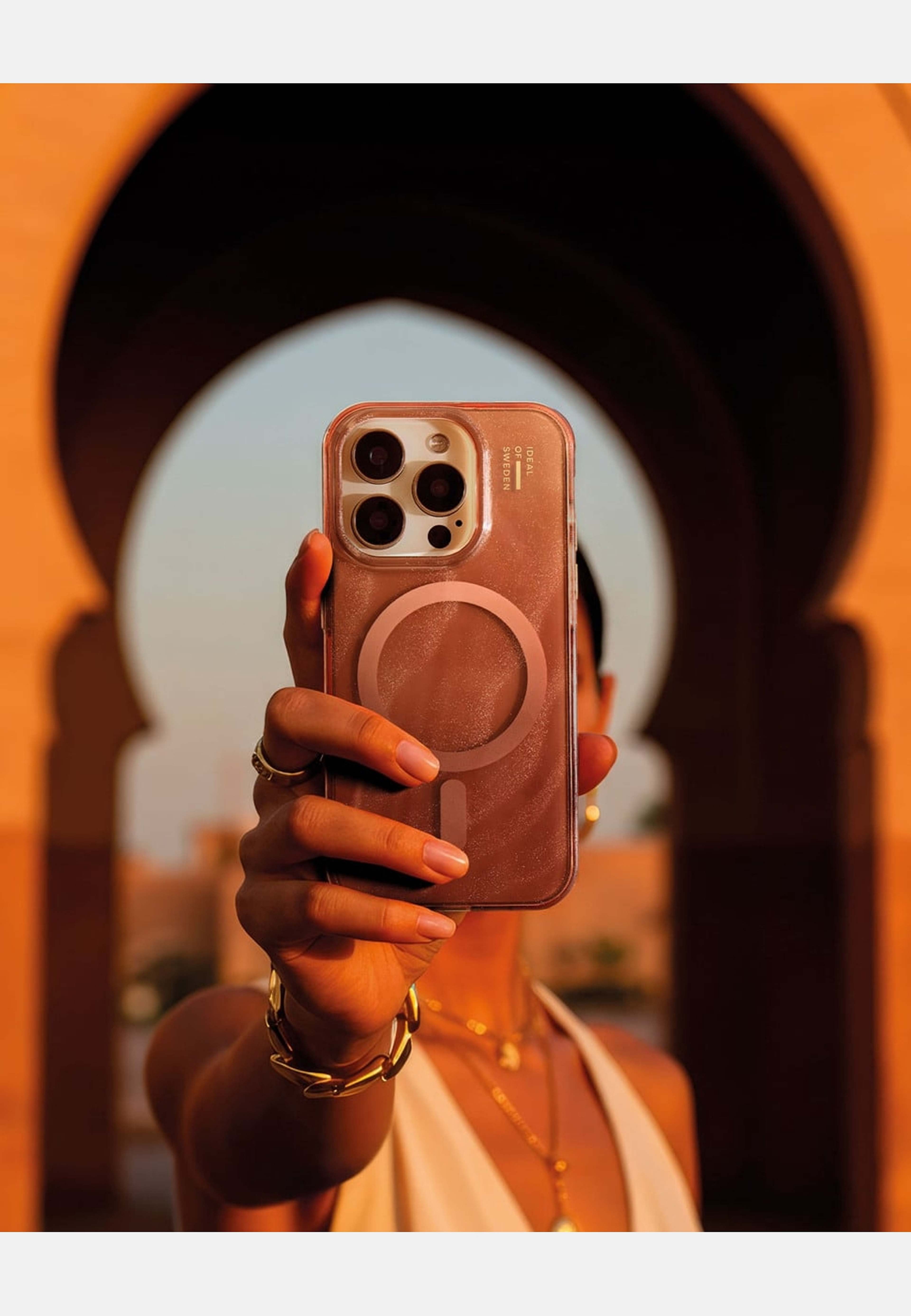 Clear Case Magsafe Iphone, från Ideal Of Sweden, i färgen brown. Klicka för att öppna bilden i stort format