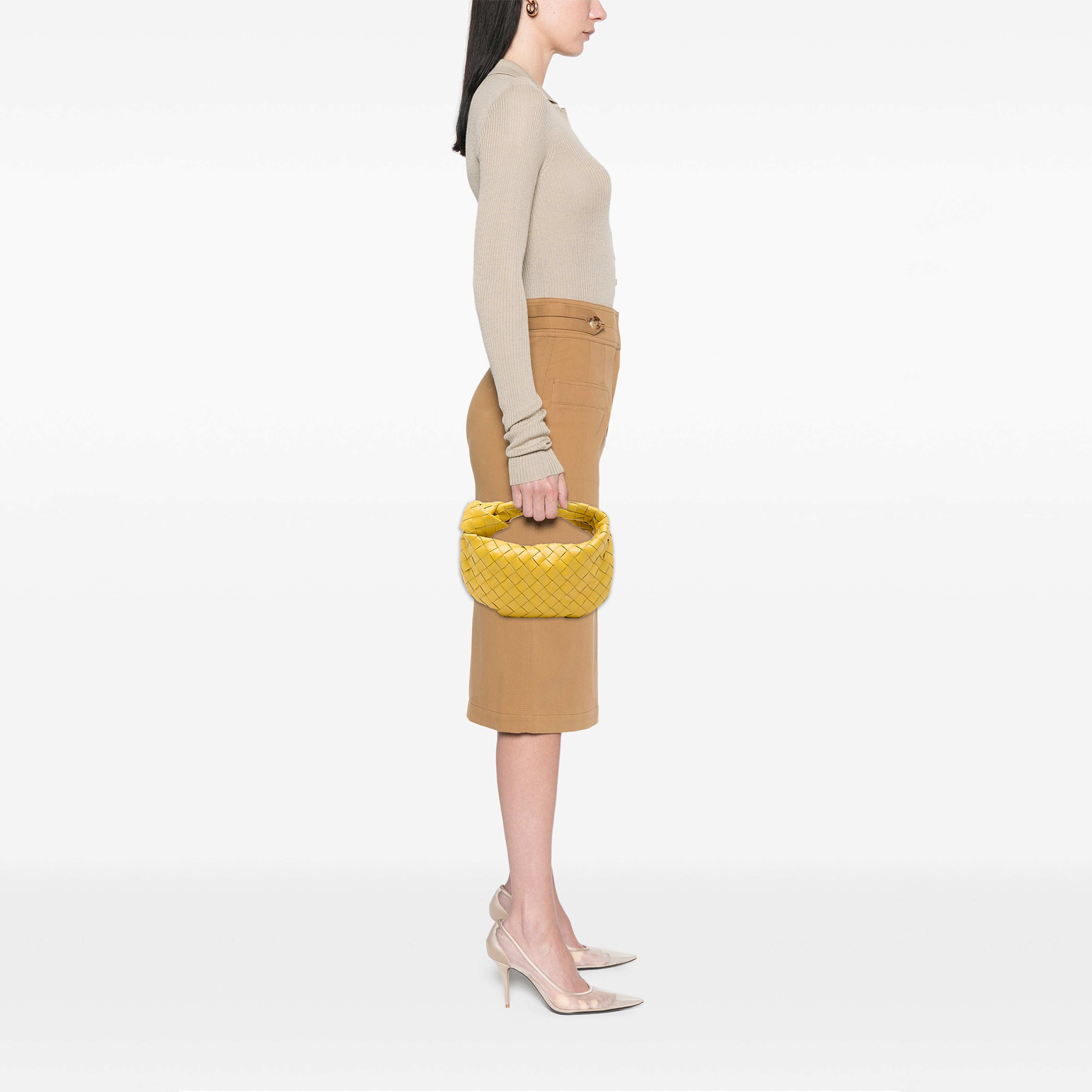 Bottega Veneta Mini Nappa Intrecciato Jodie, från Luxclusif, i färgen gul. Klicka för att öppna bilden i stort format