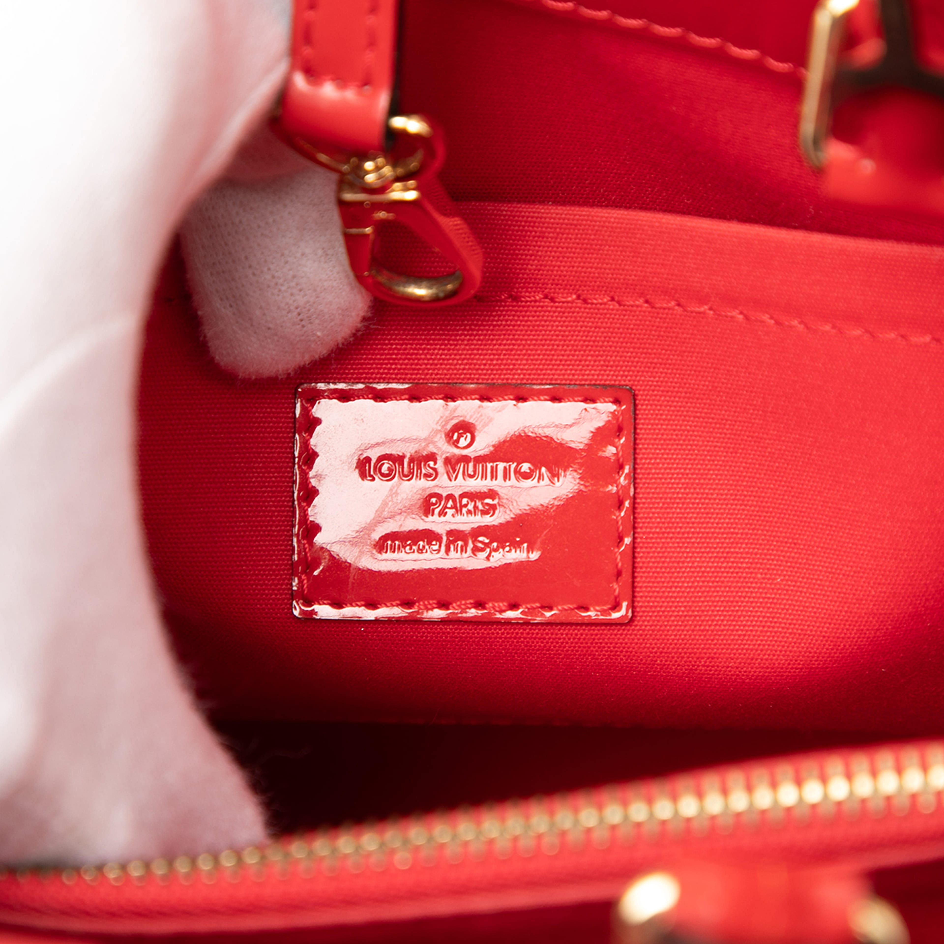 Louis Vuitton Monogram Vernis Montaigne Bb, från Luxclusif, i färgen red. Klicka för att öppna bilden i stort format