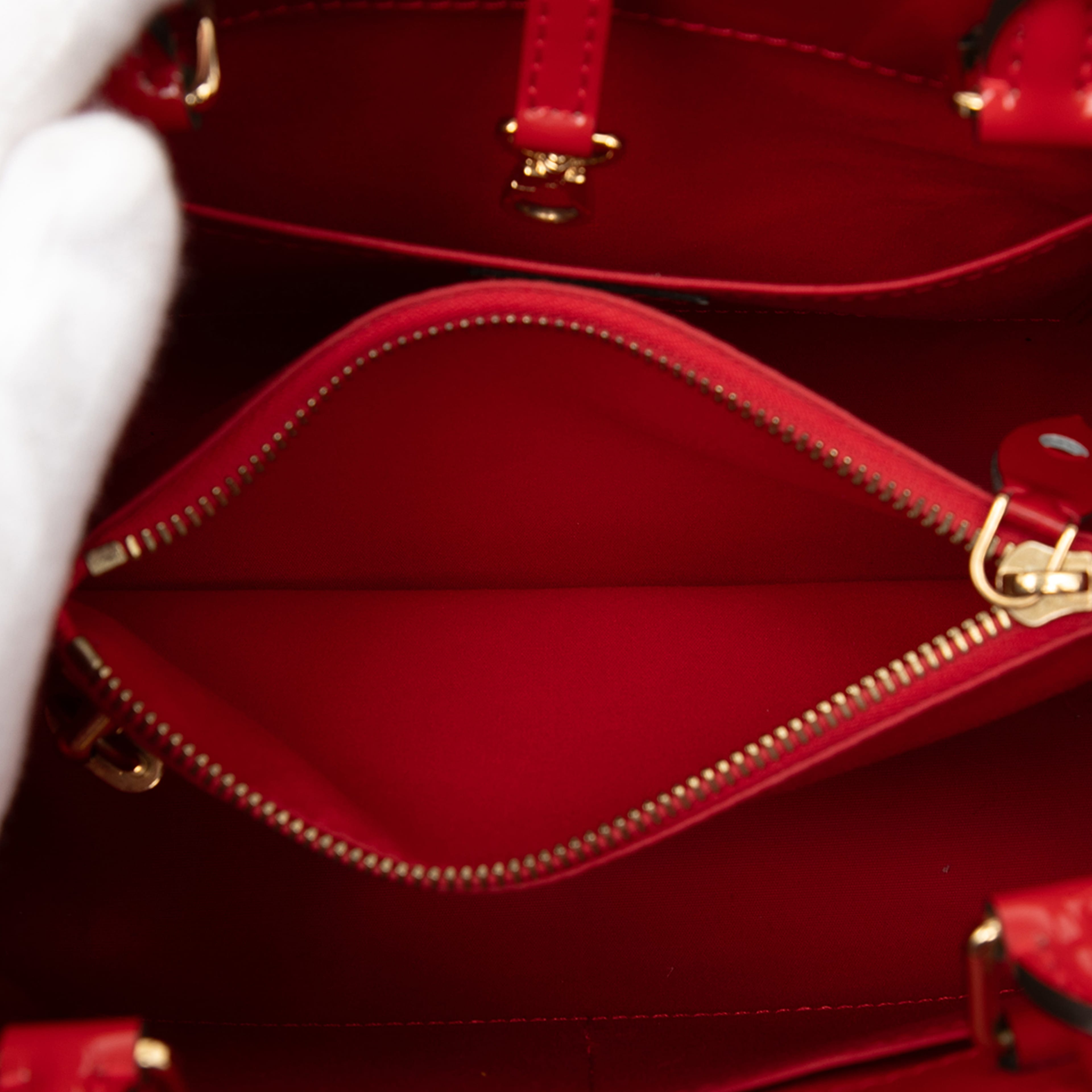 Louis Vuitton Monogram Vernis Montaigne Bb, från Luxclusif, i färgen red. Klicka för att öppna bilden i stort format