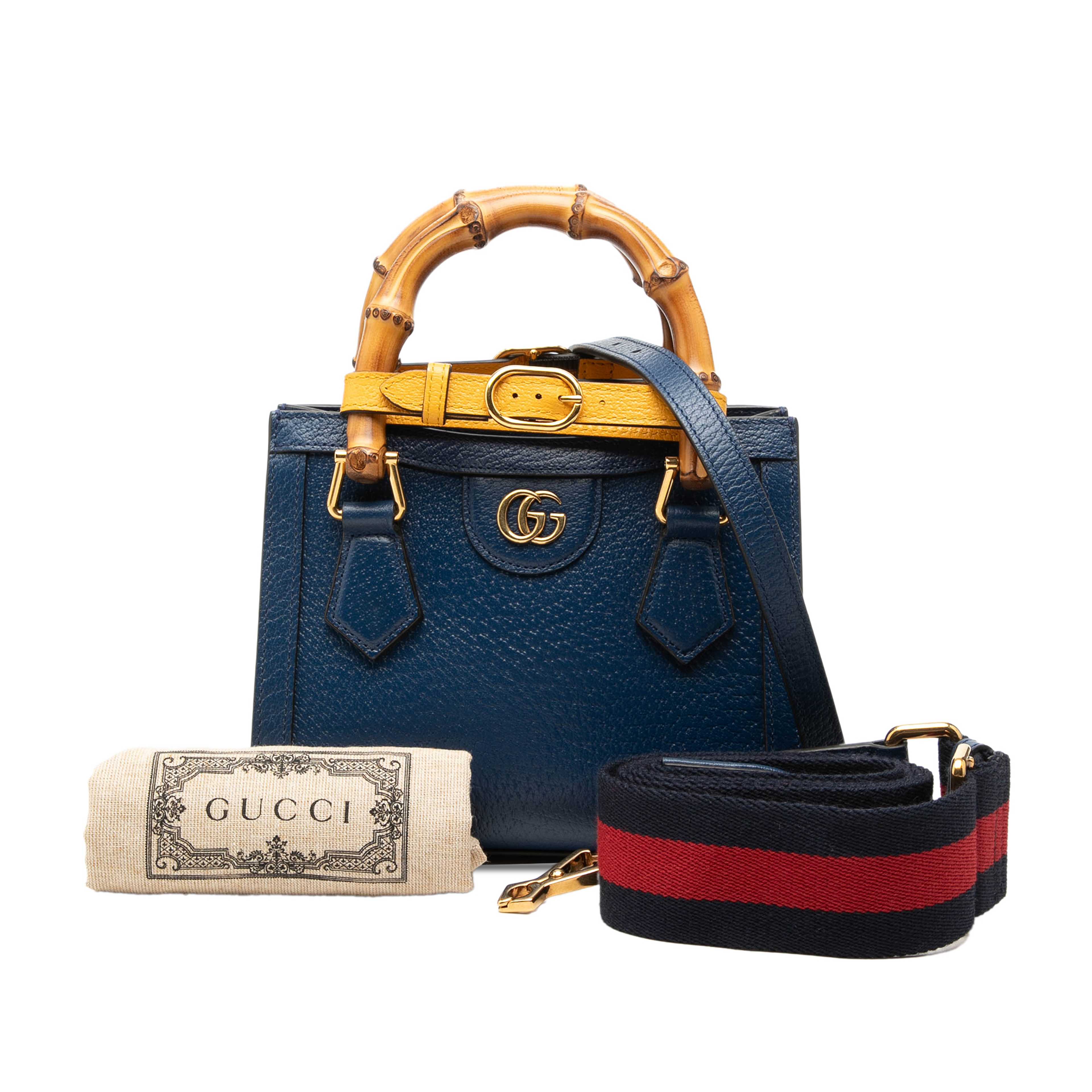 Gucci Small Calfskin Bamboo Diana Satchel, från Luxclusif, i färgen blå. Klicka för att öppna bilden i stort format