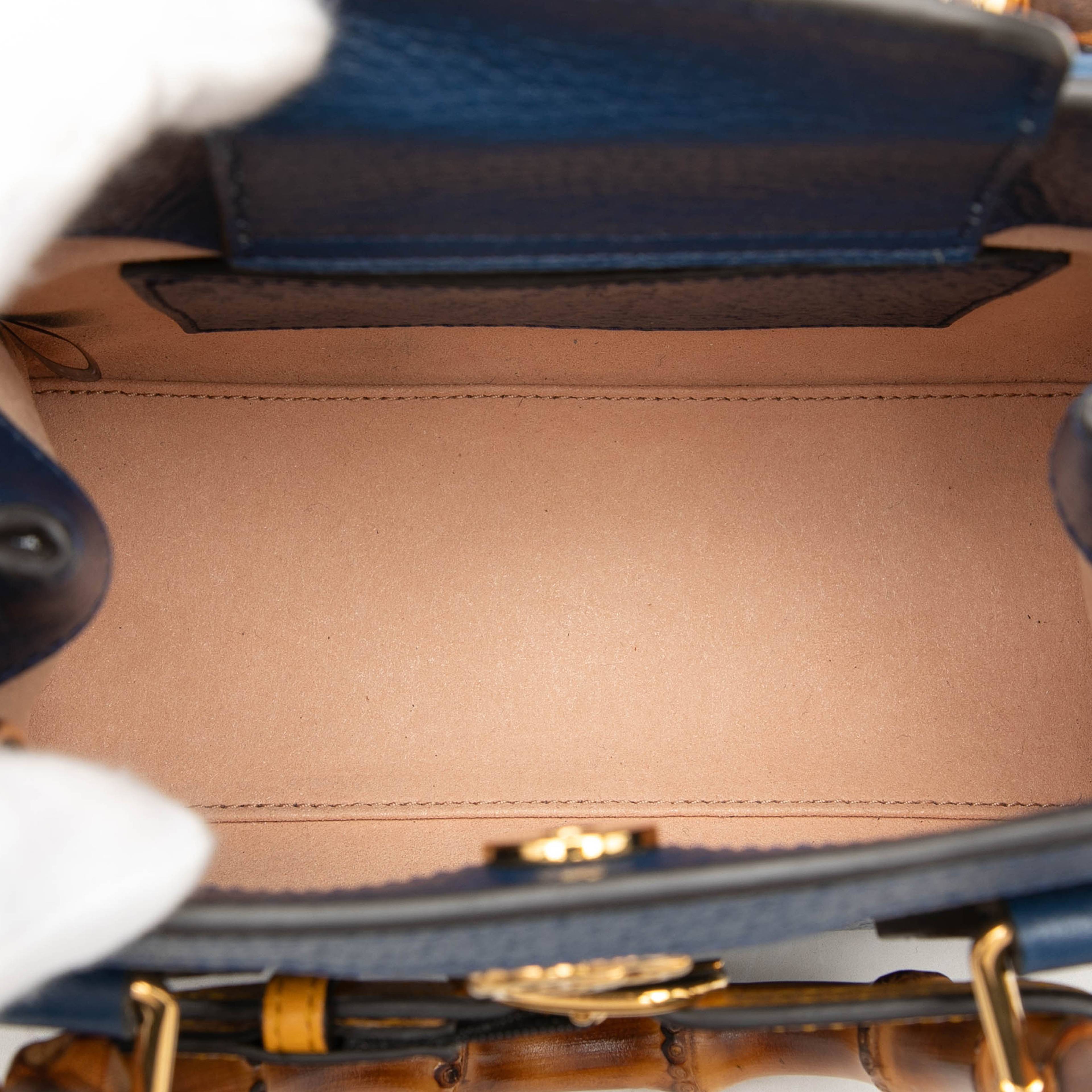 Gucci Small Calfskin Bamboo Diana Satchel, från Luxclusif, i färgen dark blue. Klicka för att öppna bilden i stort format