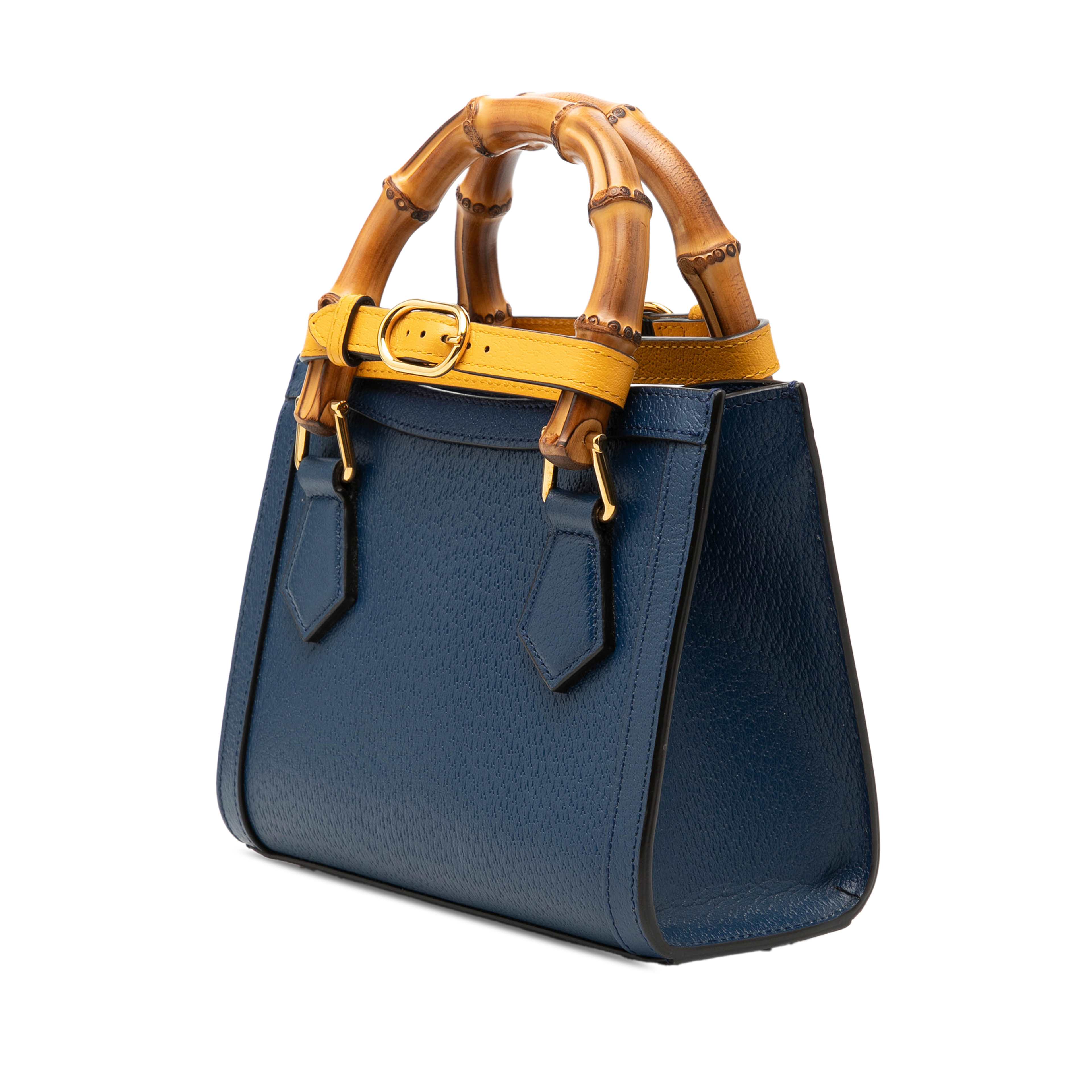 Gucci Small Calfskin Bamboo Diana Satchel, från Luxclusif, i färgen blå. Klicka för att öppna bilden i stort format