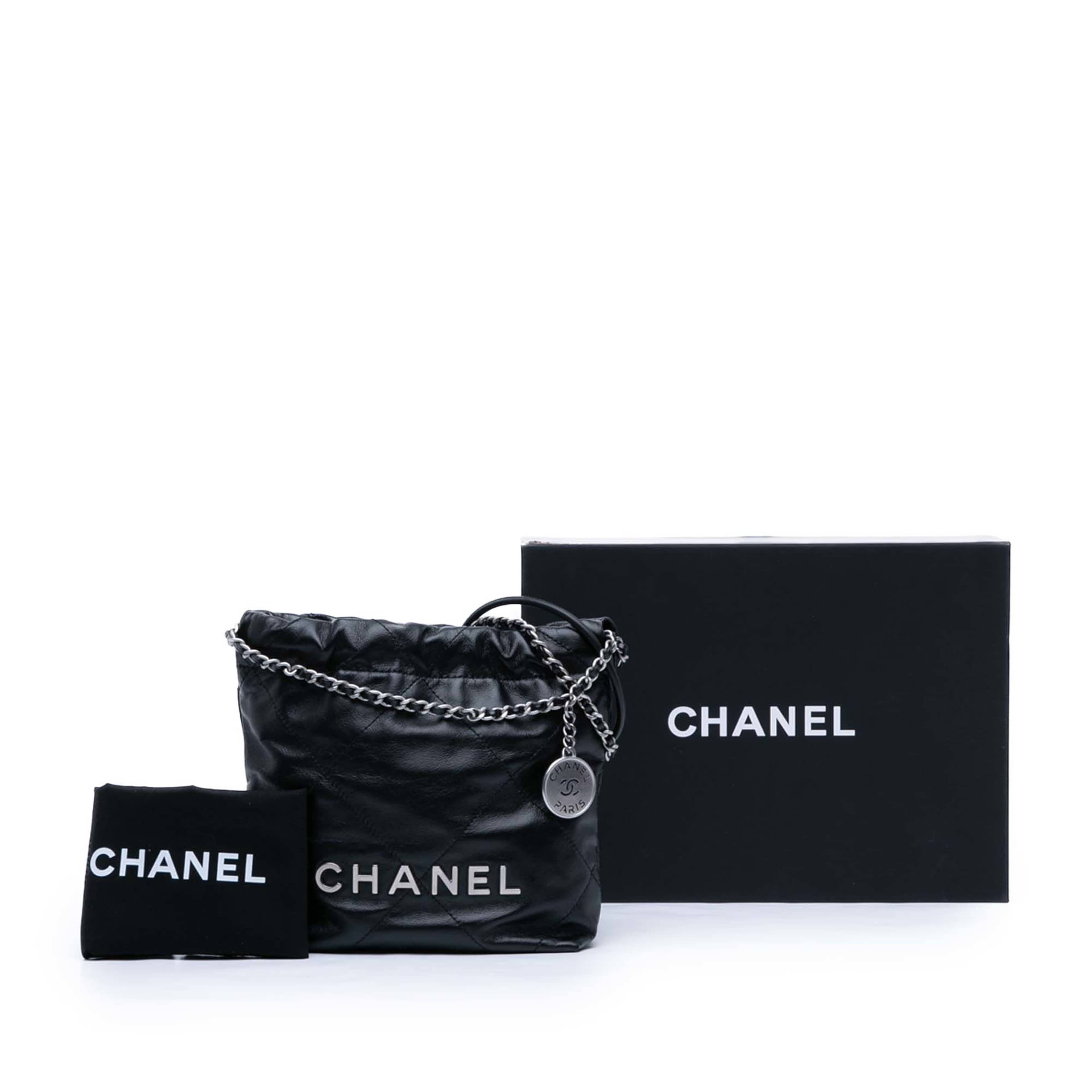 Chanel Mini Shiny Calfskin 22 Handbag, från Luxclusif, i färgen svart. Klicka för att öppna bilden i stort format