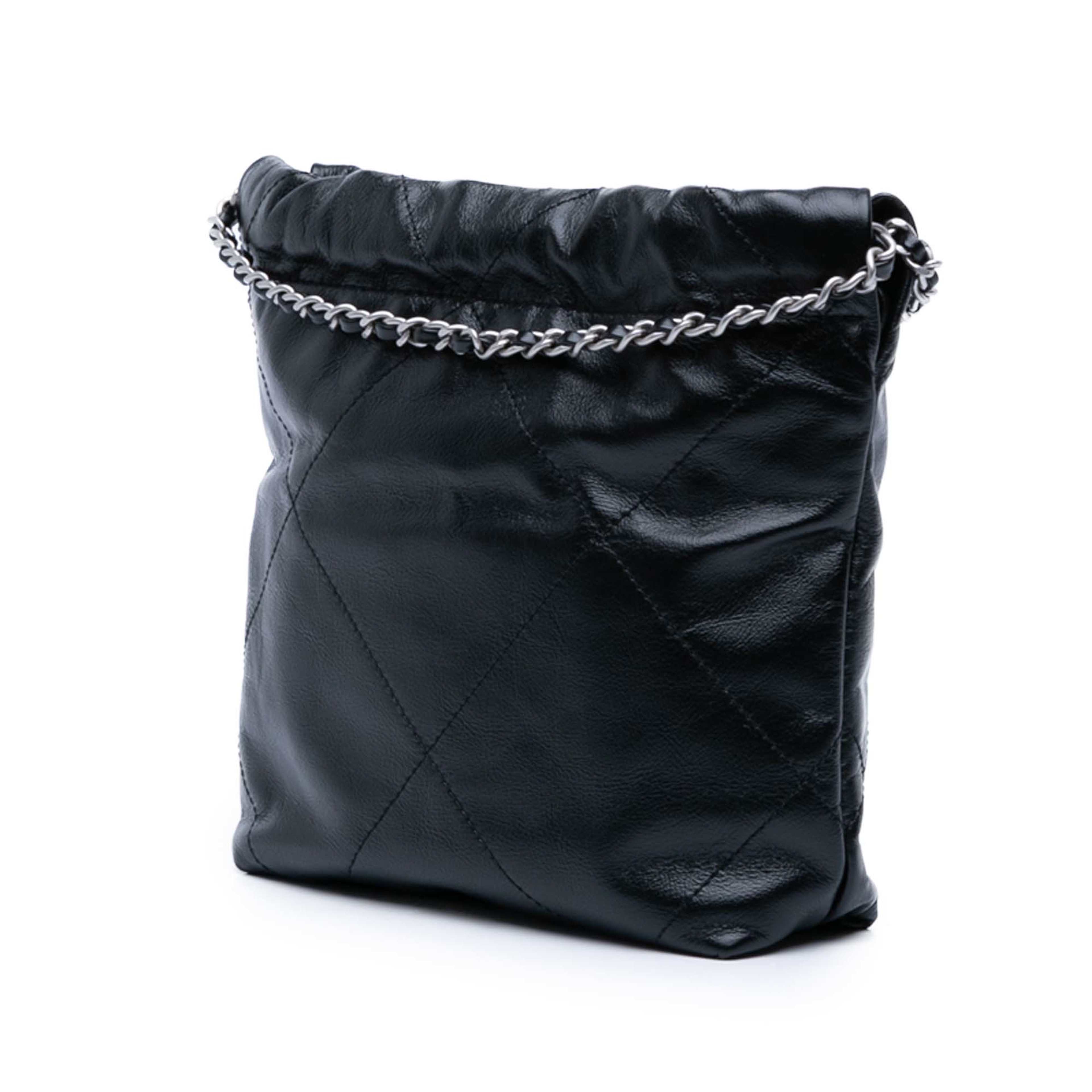 Chanel Mini Shiny Calfskin 22 Handbag, från Luxclusif, i färgen black. Klicka för att öppna bilden i stort format