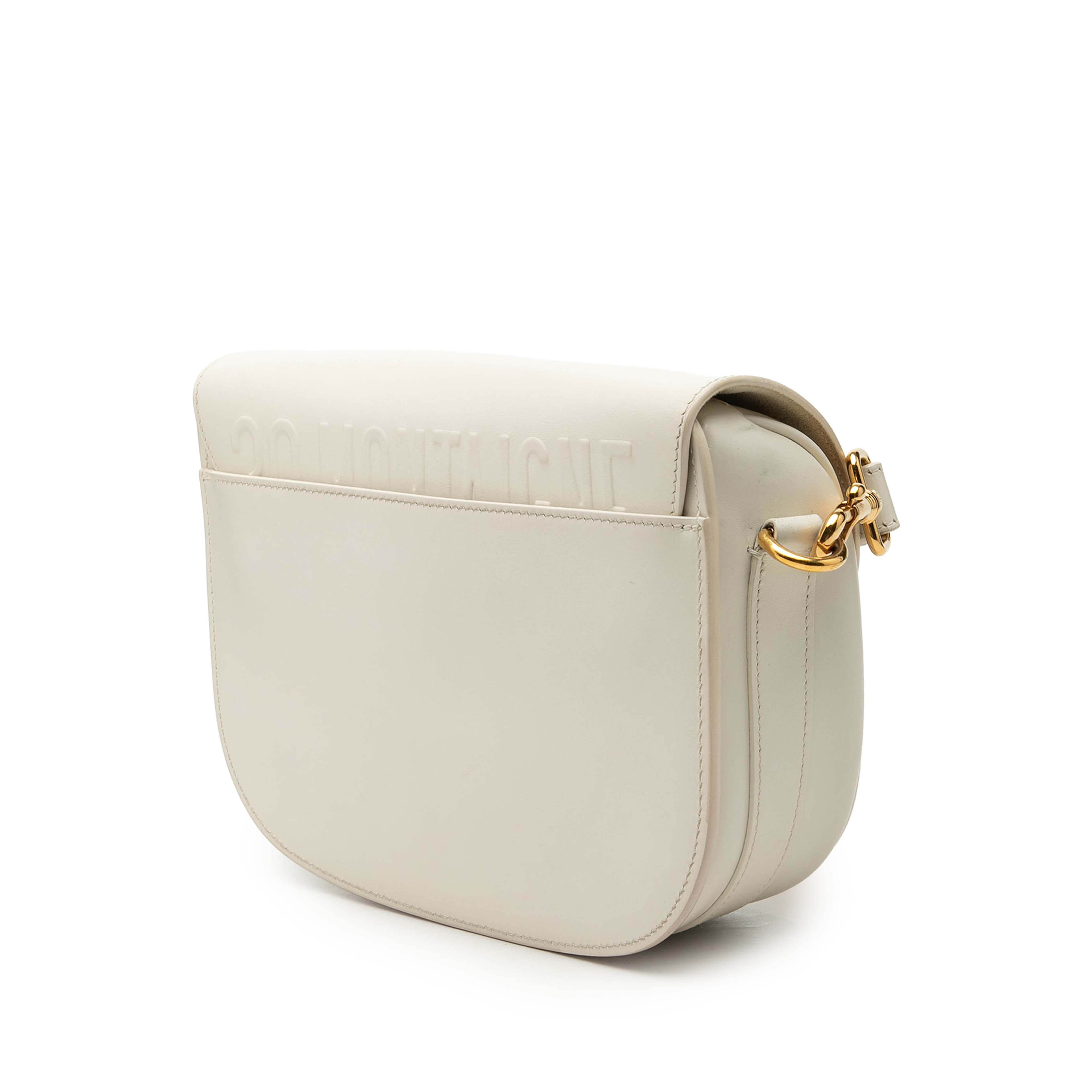 Dior Medium Leather Bobby Crossbody, från Luxclusif, i färgen vit. Klicka för att öppna bilden i stort format