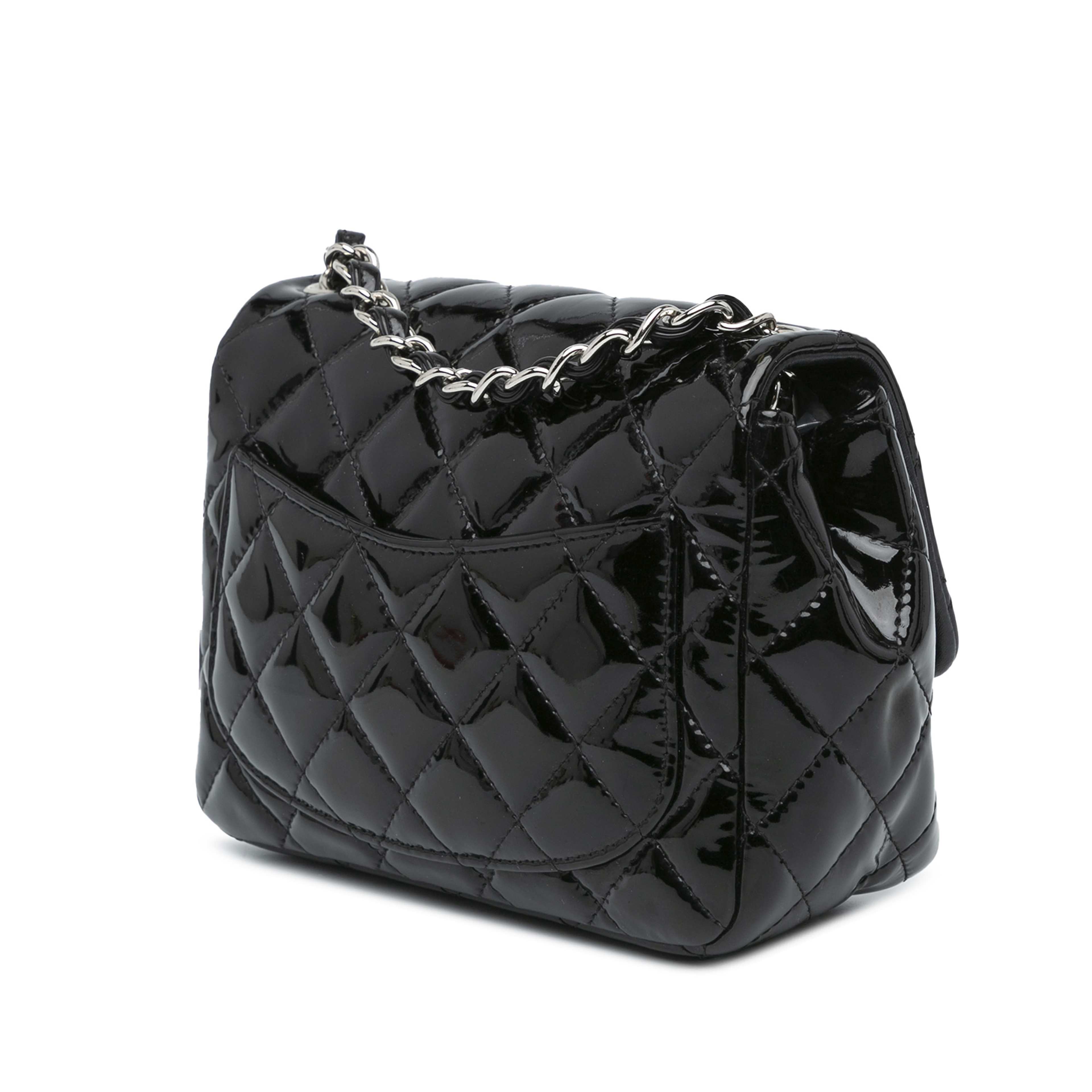 Chanel Mini Square Classic Patent Single Flap, från Luxclusif, i färgen svart. Klicka för att öppna bilden i stort format