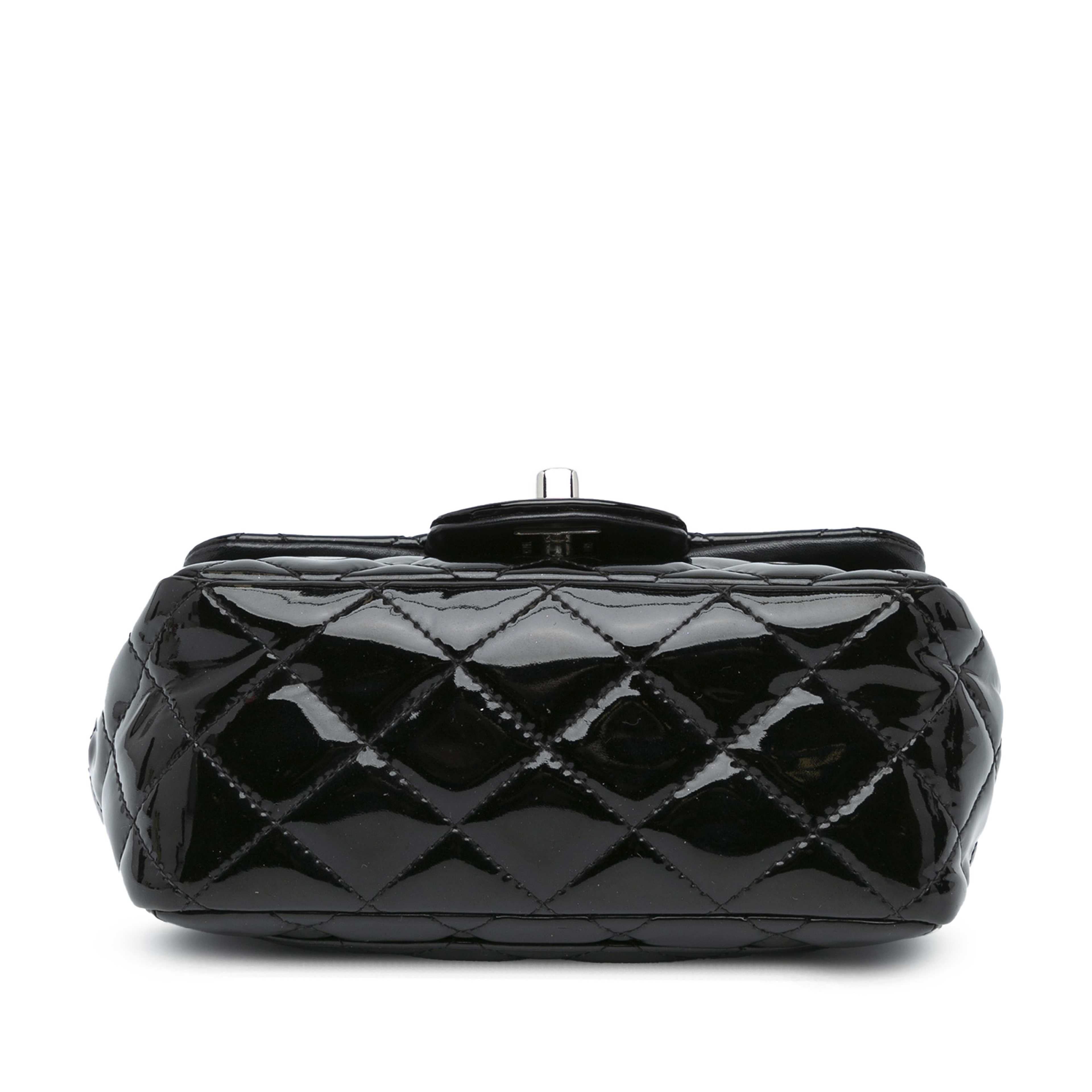 Chanel Mini Square Classic Patent Single Flap, från Luxclusif, i färgen svart. Klicka för att öppna bilden i stort format