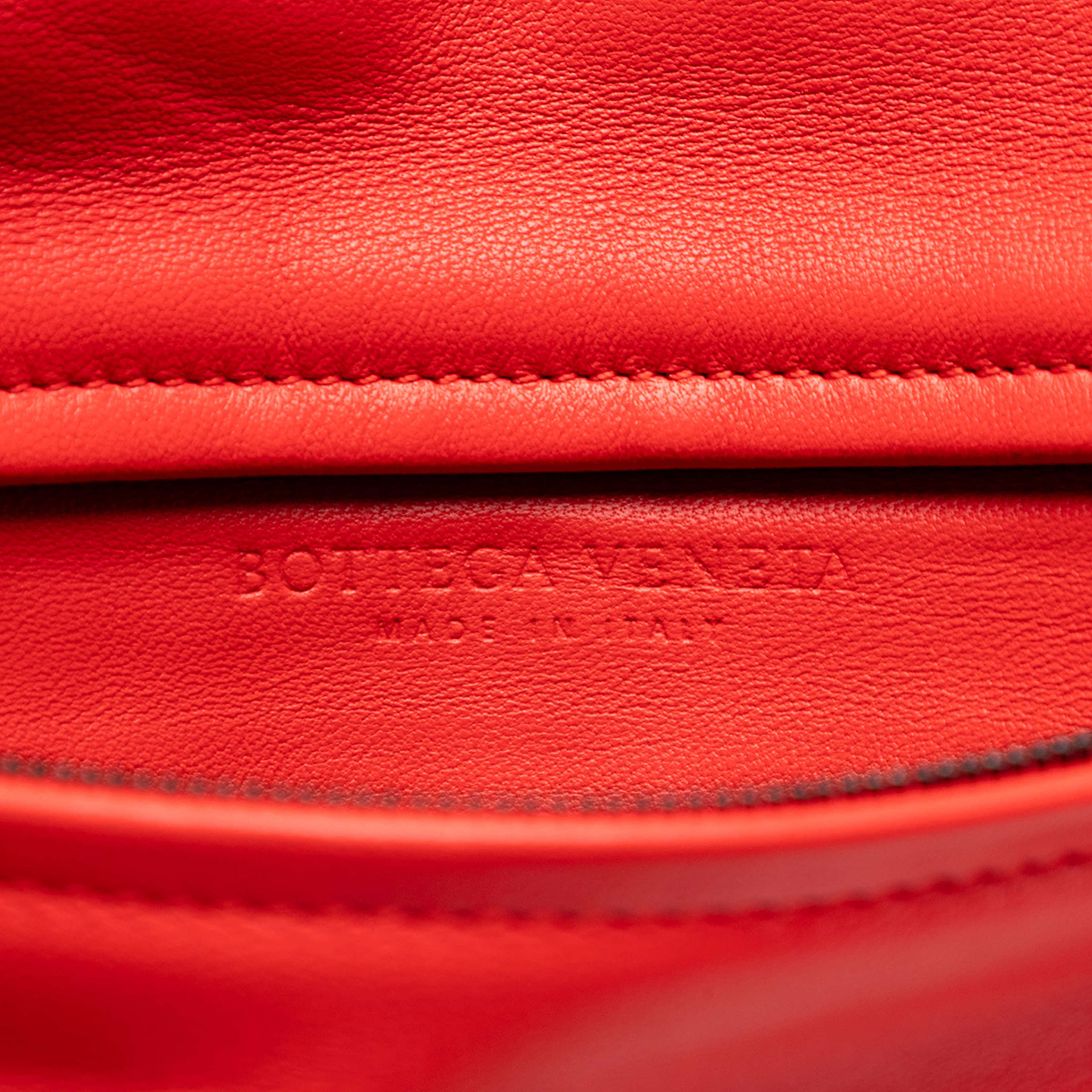 Bottega Veneta Nappa Intrecciato Turn Lock Clutch, från Luxclusif, i färgen red. Klicka för att öppna bilden i stort format