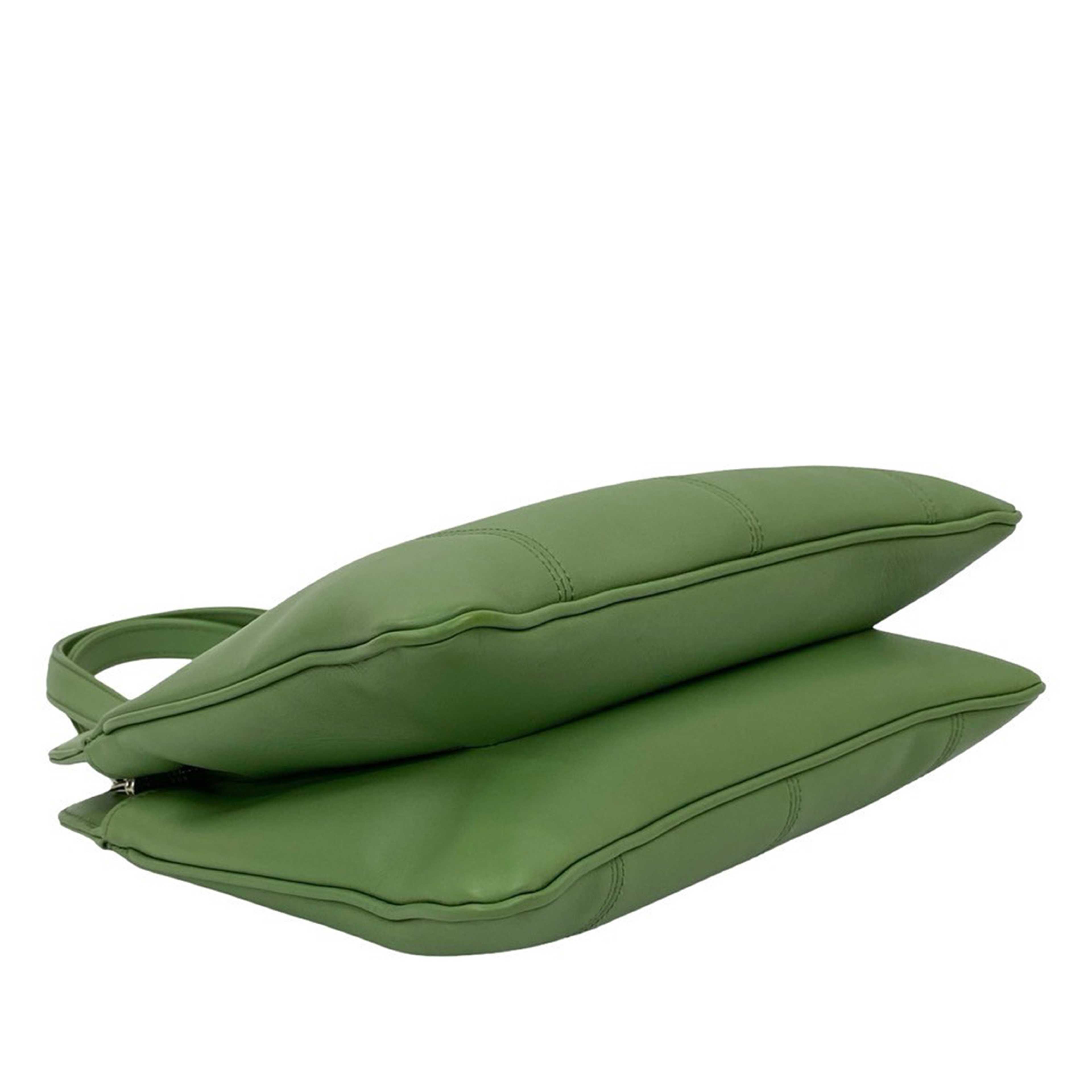 Gucci Small Leather Petite Gg Tote, från Luxclusif, i färgen light green. Klicka för att öppna bilden i stort format