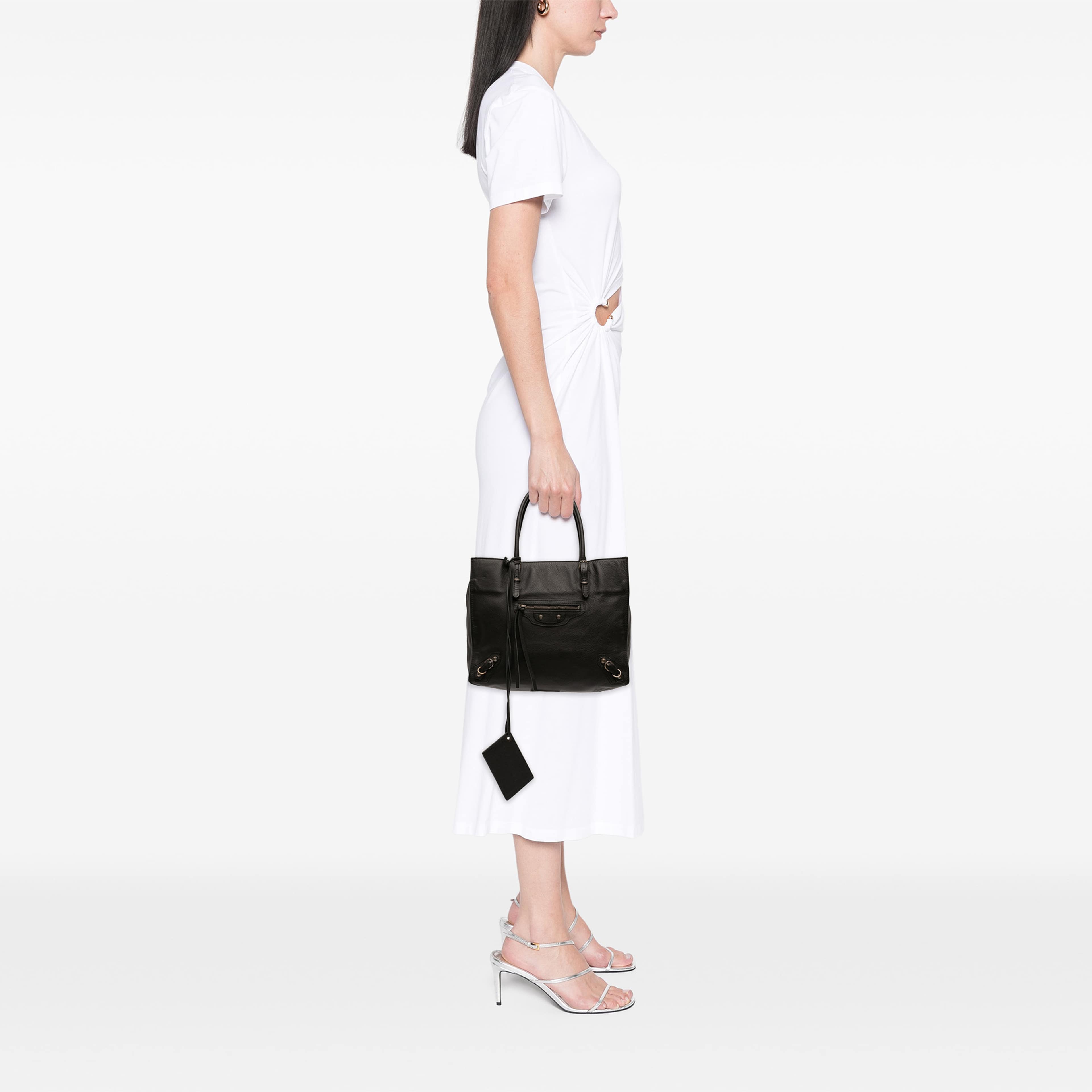 Balenciaga Calfskin Papier A6 Tote, från Luxclusif, i färgen svart. Klicka för att öppna bilden i stort format