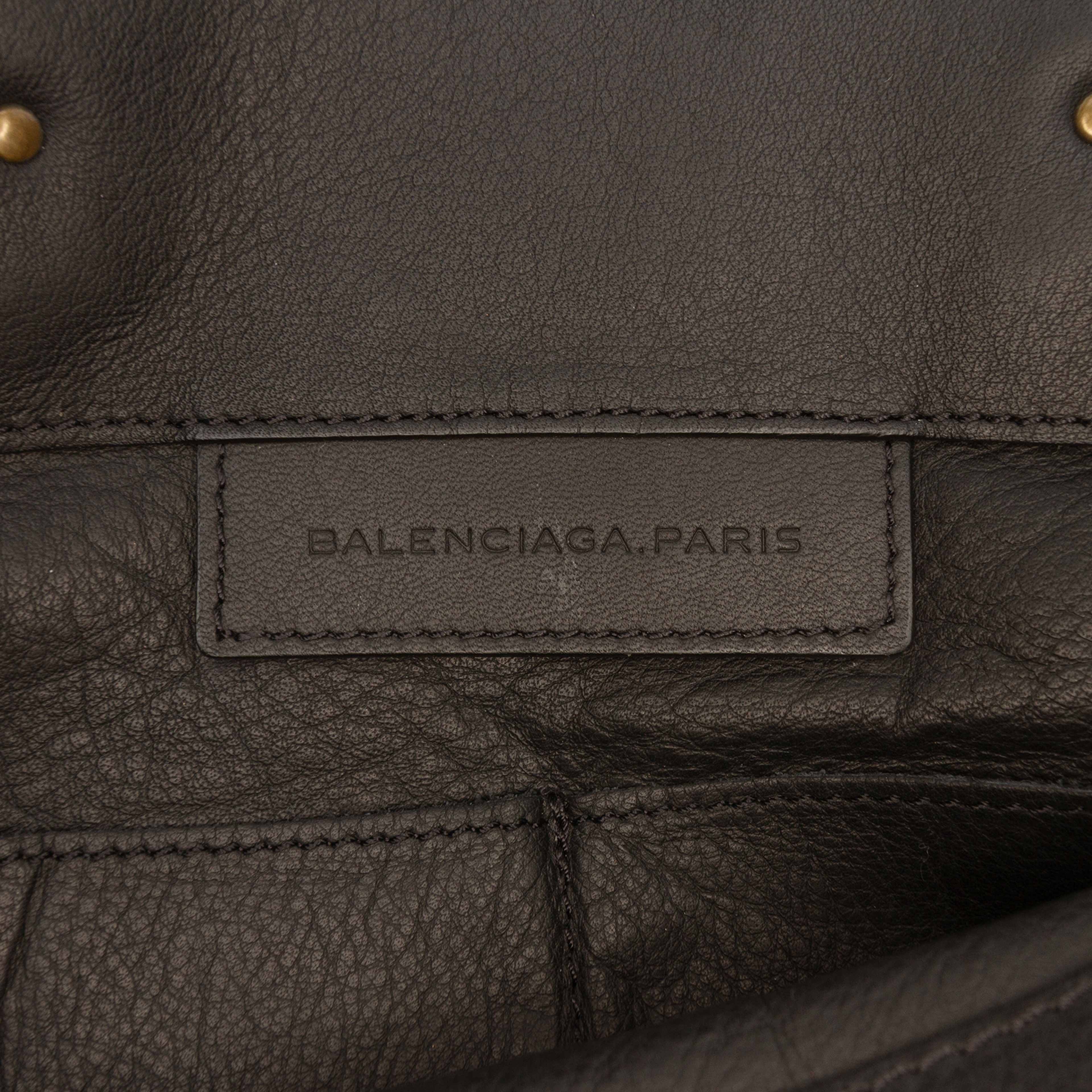 Balenciaga Calfskin Papier A6 Tote, från Luxclusif, i färgen black. Klicka för att öppna bilden i stort format
