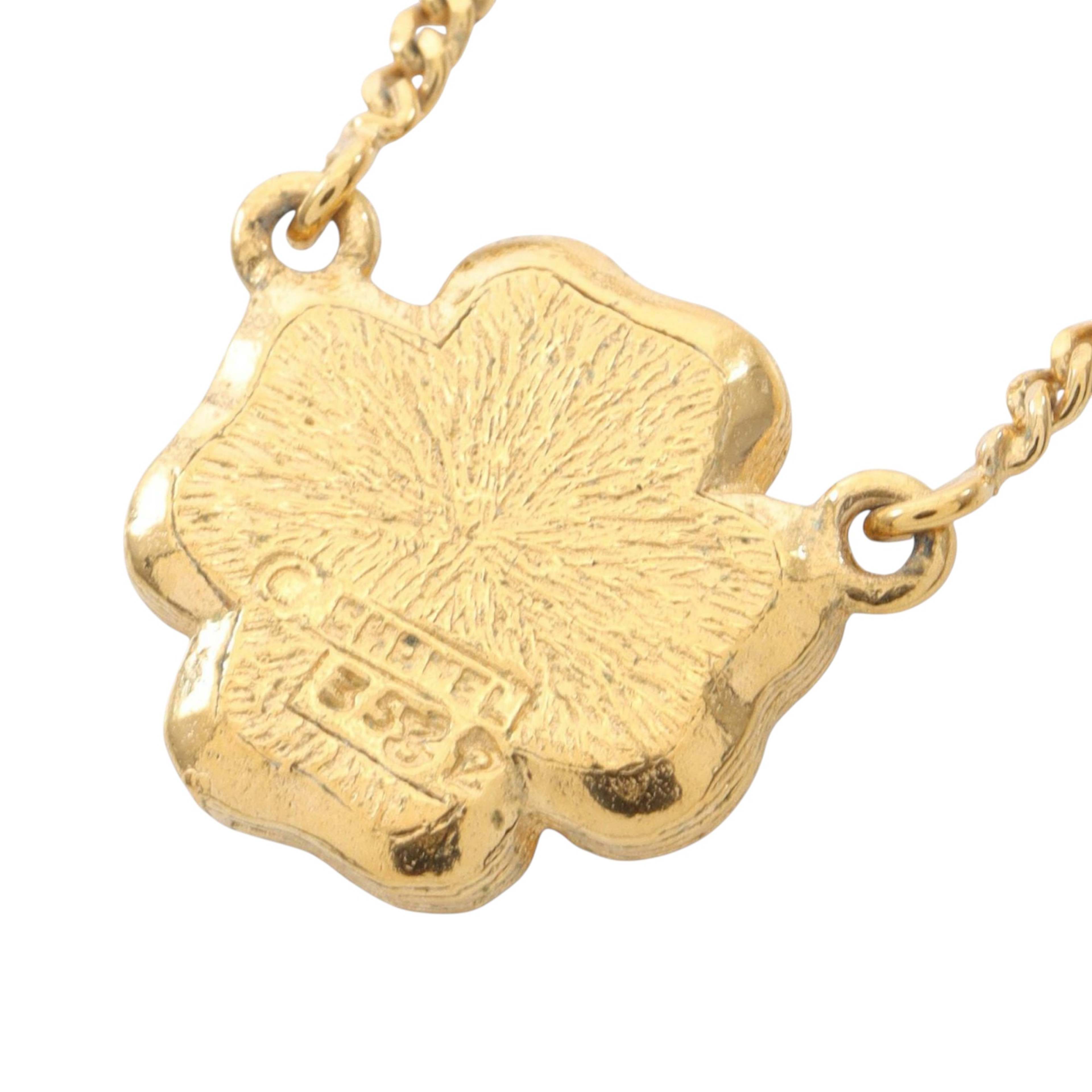 Chanel Gold Plated Rhinestone Clover Pendant Necklace, från Luxclusif, i färgen gold. Klicka för att öppna bilden i stort format