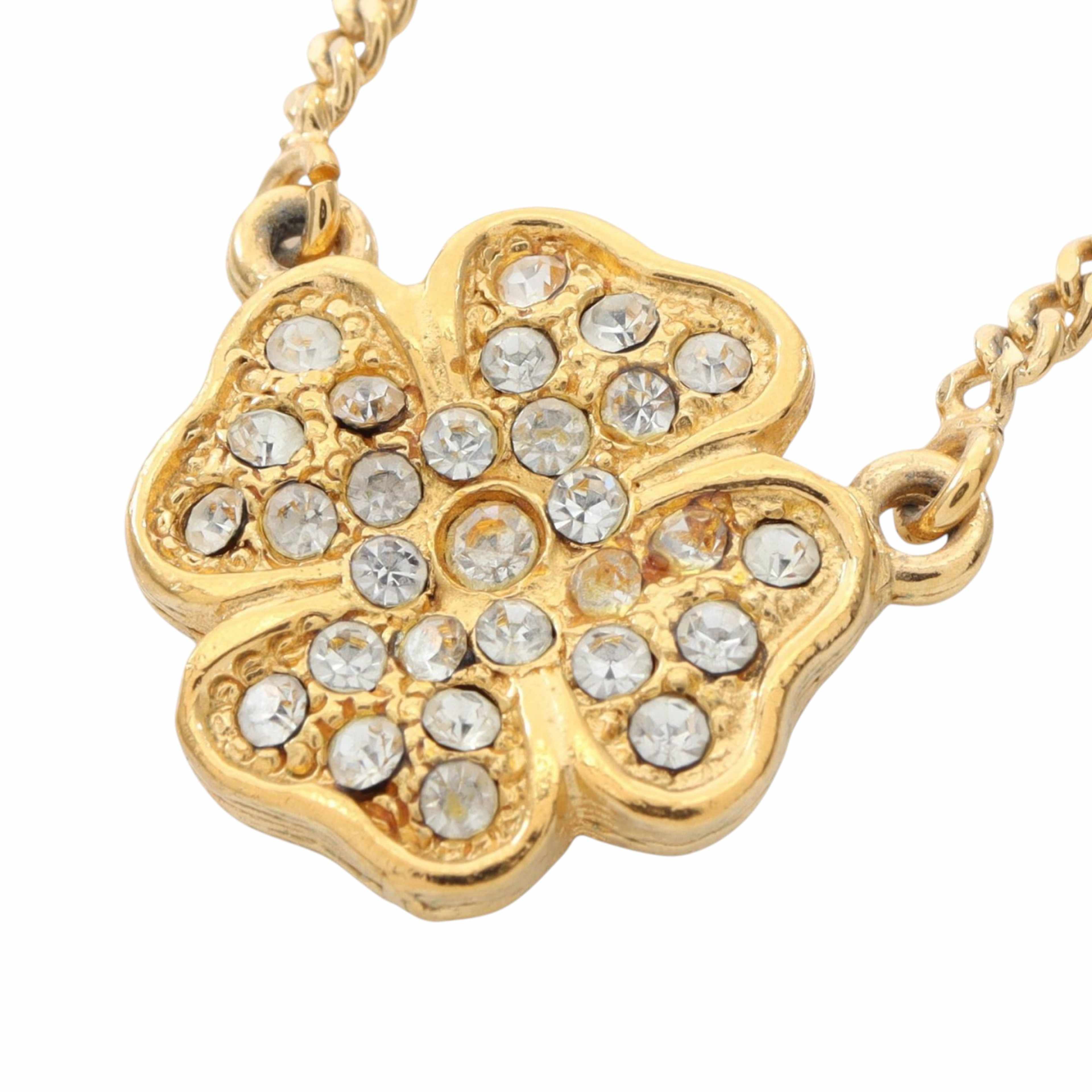 Chanel Gold Plated Rhinestone Clover Pendant Necklace, från Luxclusif, i färgen gold. Klicka för att öppna bilden i stort format