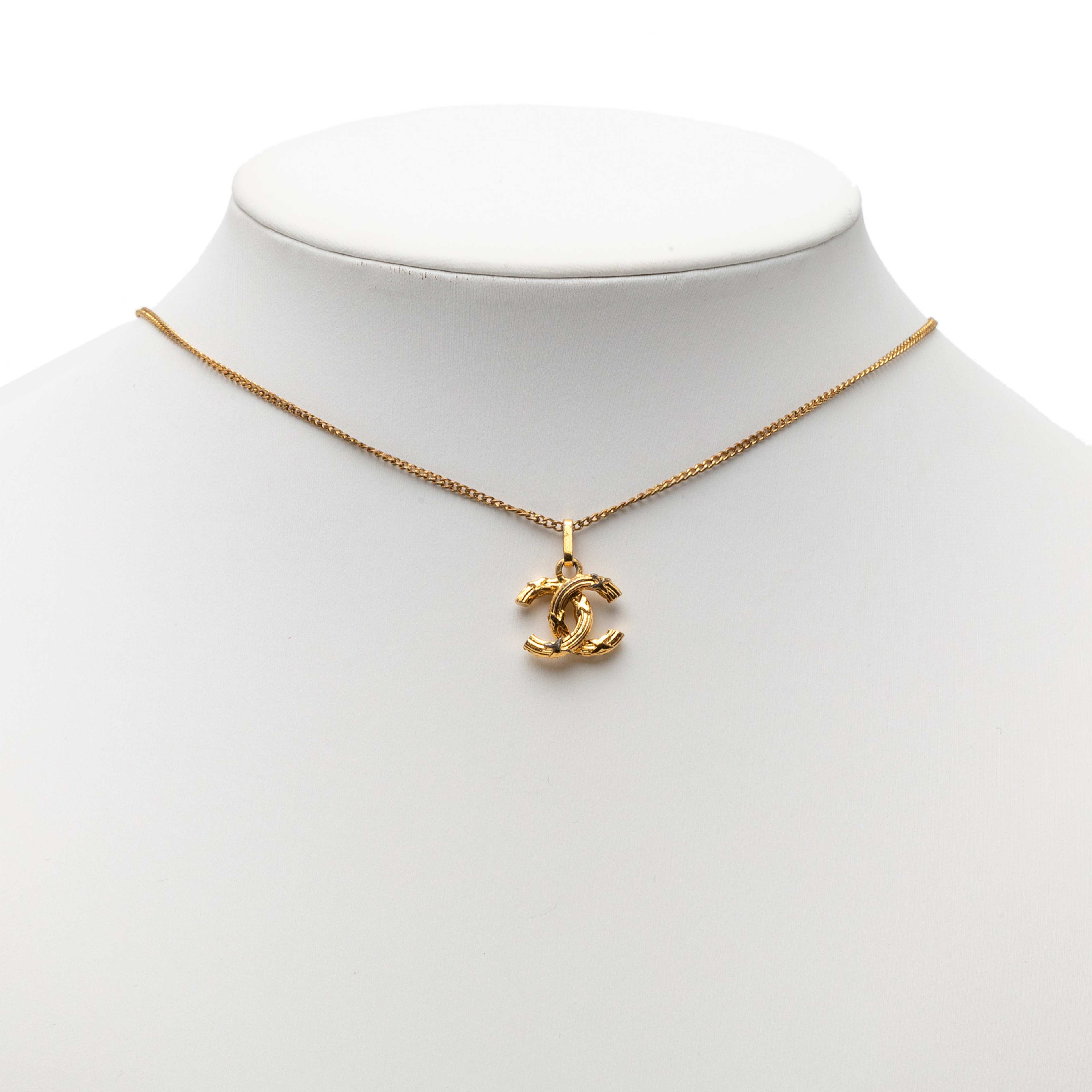 Chanel Cc Gold Plated Textured Pendant Necklace, från Luxclusif, i färgen gold. Klicka för att öppna bilden i stort format