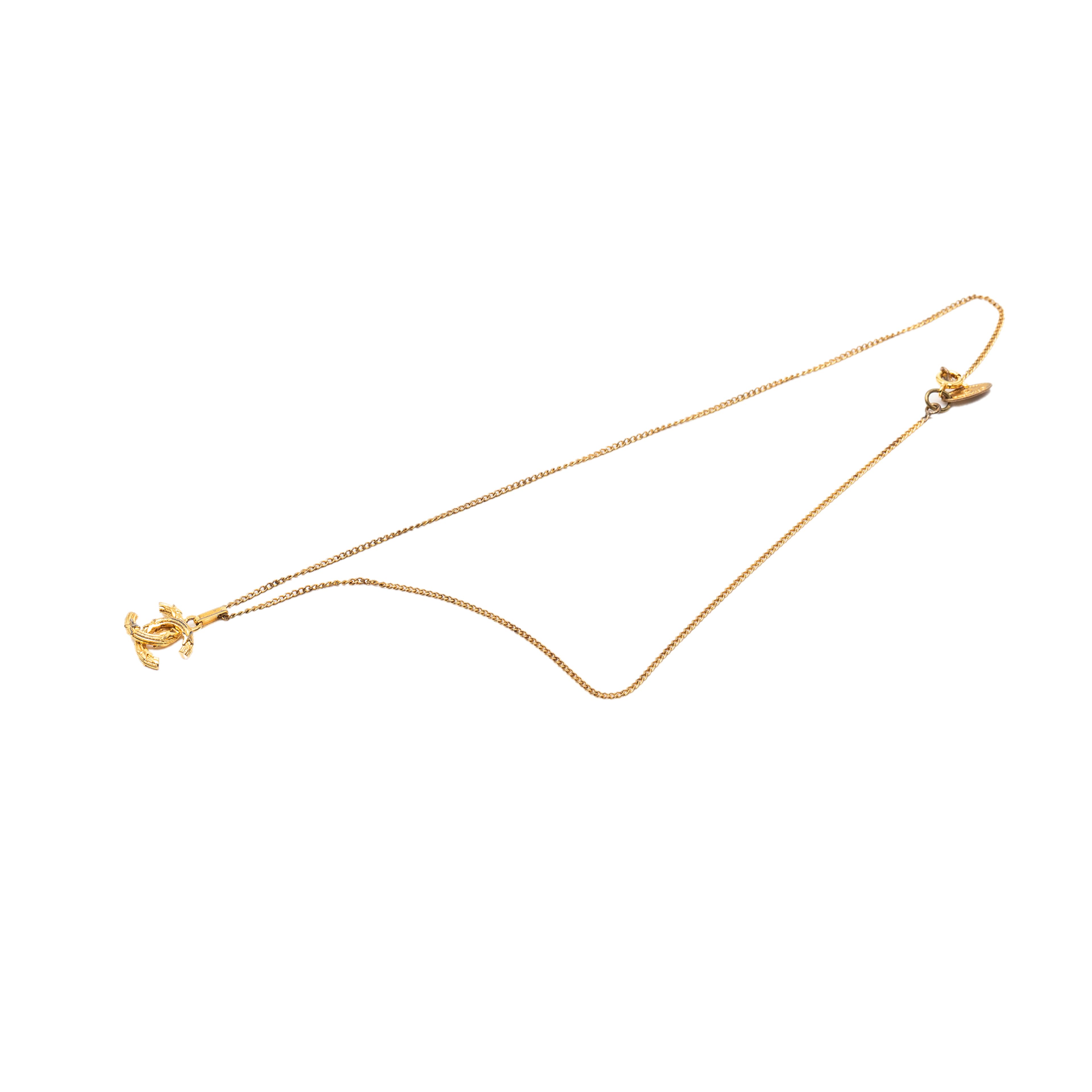 Chanel Cc Gold Plated Textured Pendant Necklace, från Luxclusif, i färgen gold. Klicka för att öppna bilden i stort format