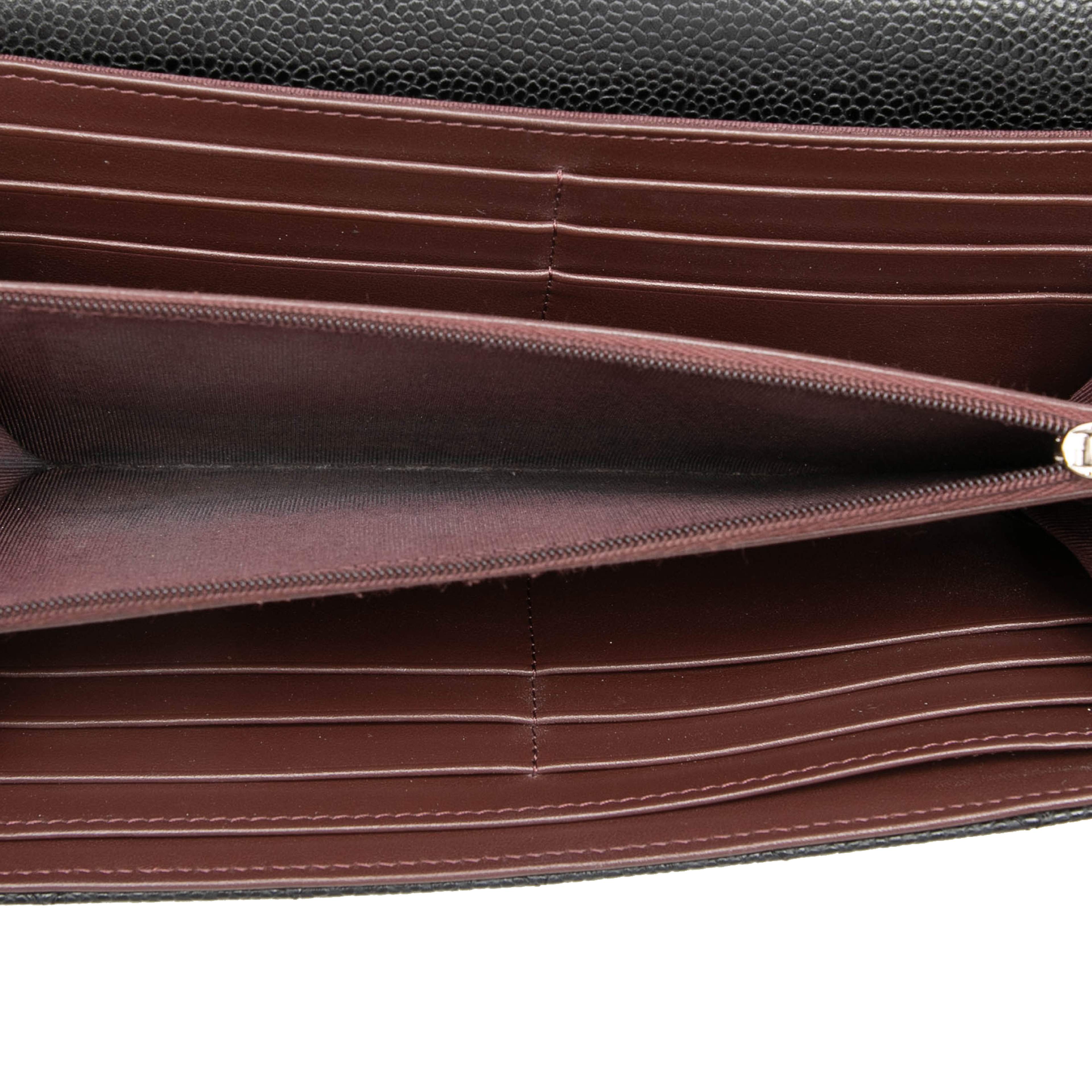 Chanel Cc Quilted Caviar Classic Flap Wallet, från Luxclusif, i färgen black. Klicka för att öppna bilden i stort format