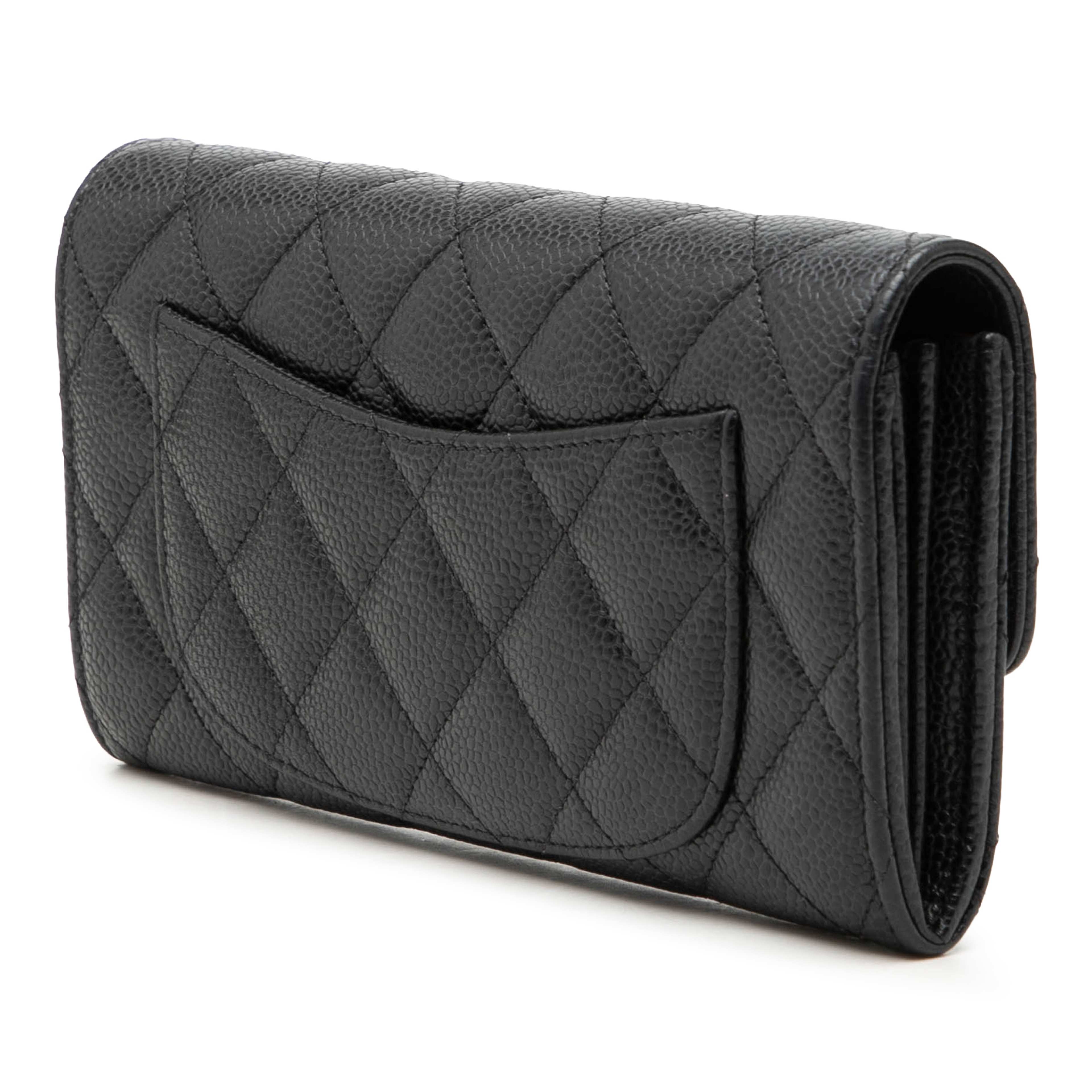 Chanel Cc Quilted Caviar Classic Flap Wallet, från Luxclusif, i färgen svart. Klicka för att öppna bilden i stort format