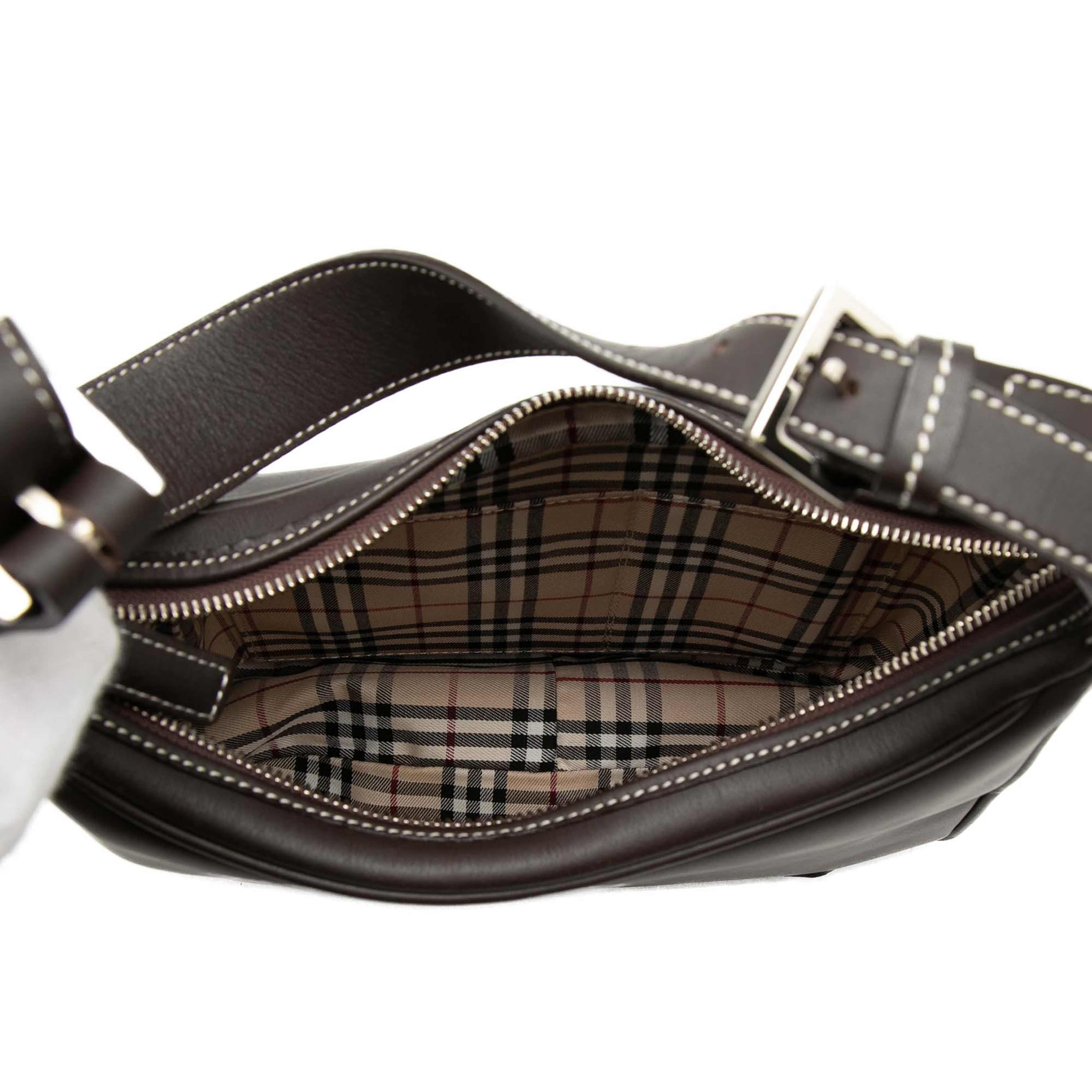 Burberry Leather Shoulder Bag, från Luxclusif, i färgen dark brown. Klicka för att öppna bilden i stort format