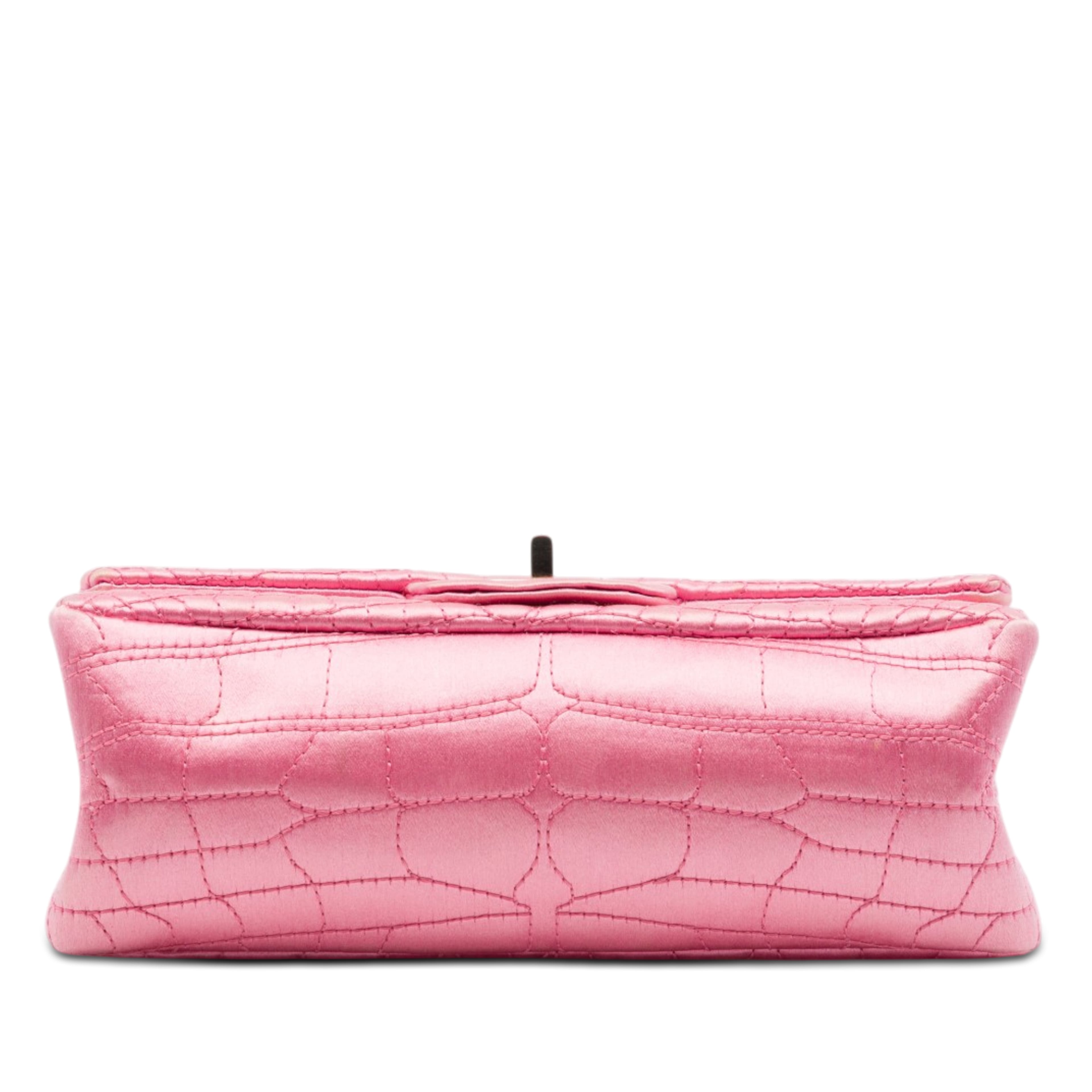 Chanel Coco Croc Quilted Satin Reissue 2.55 Double Flap 224, från Luxclusif, i färgen rosa. Klicka för att öppna bilden i stort format