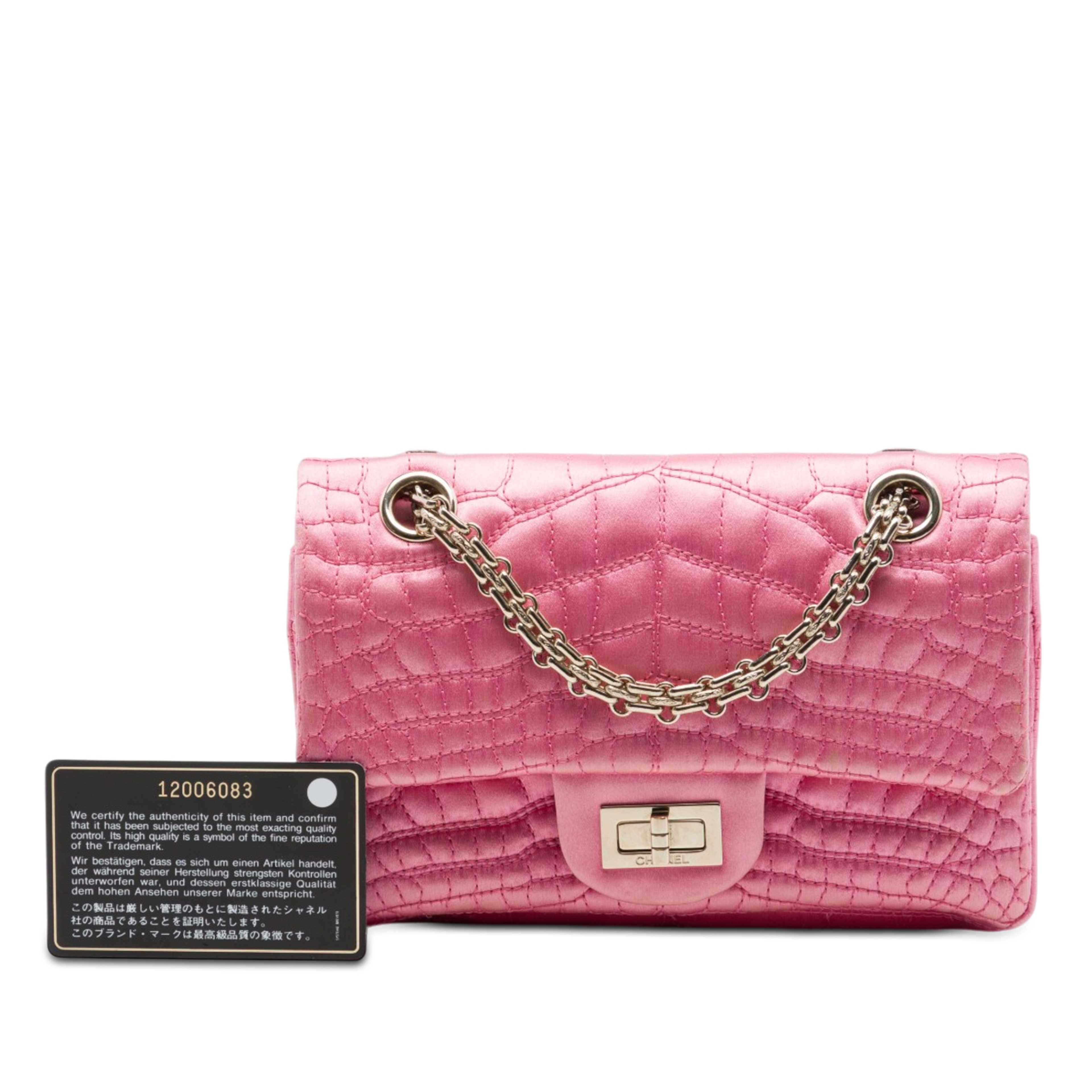 Chanel Coco Croc Quilted Satin Reissue 2.55 Double Flap 224, från Luxclusif, i färgen rosa. Klicka för att öppna bilden i stort format