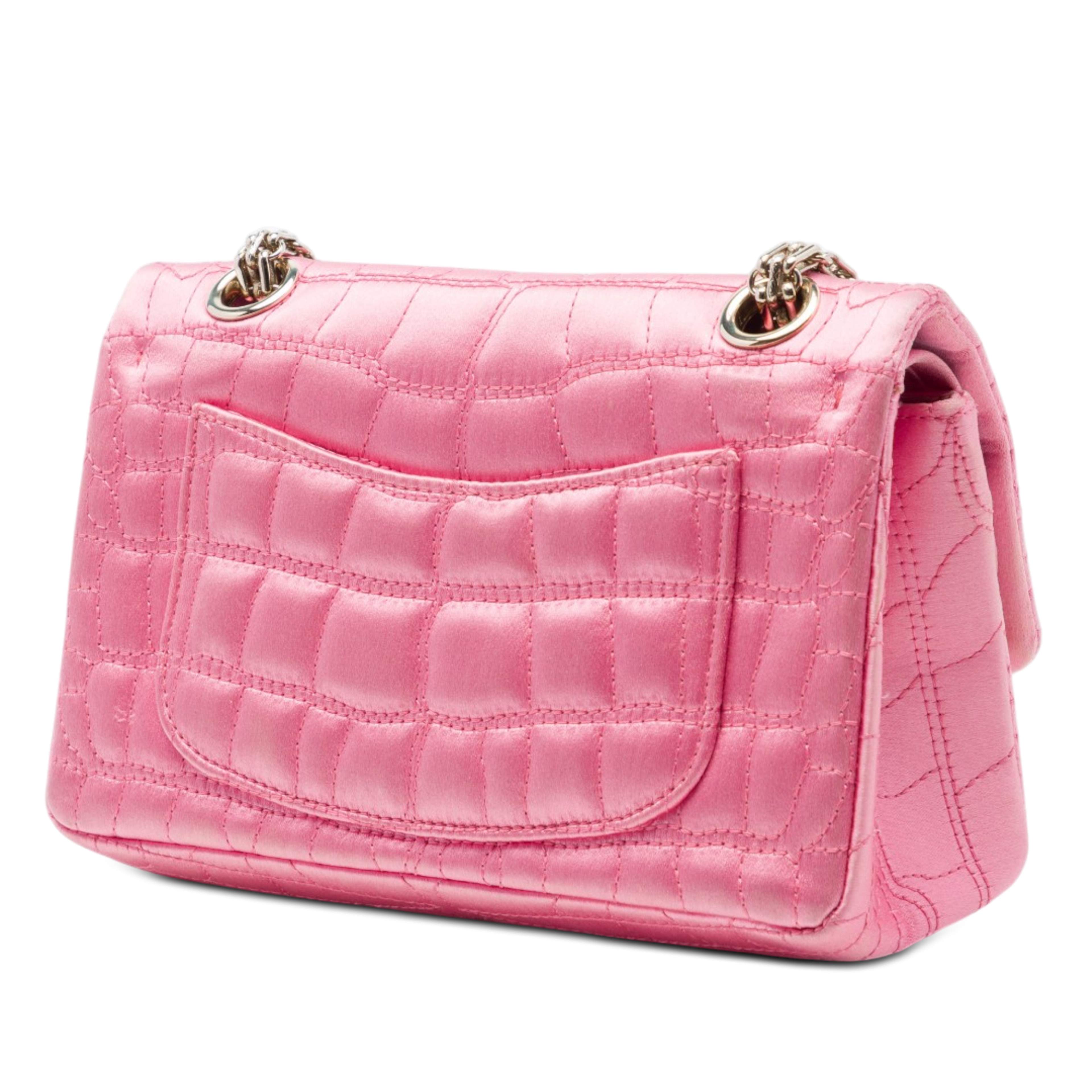 Chanel Coco Croc Quilted Satin Reissue 2.55 Double Flap 224, från Luxclusif, i färgen rosa. Klicka för att öppna bilden i stort format