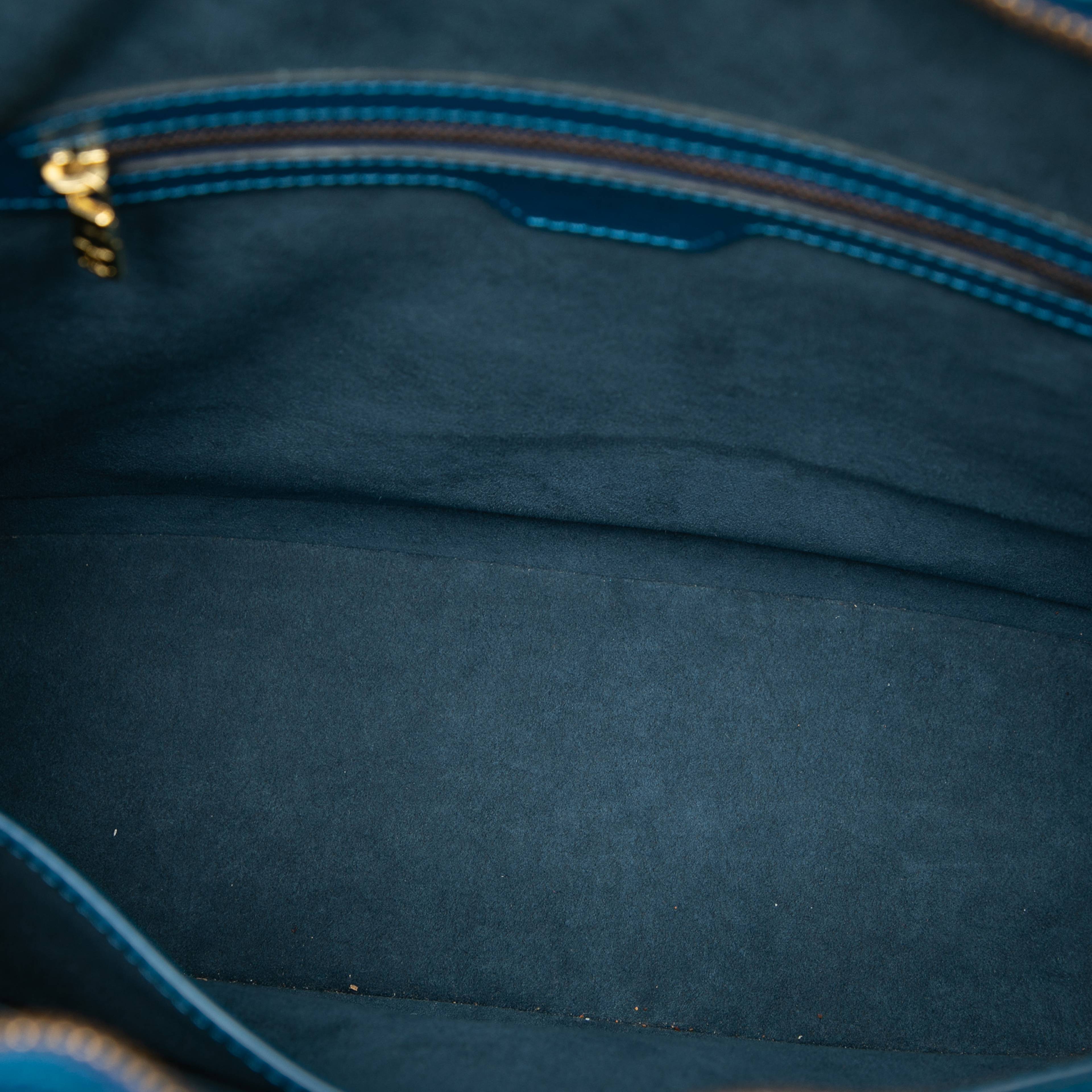 Louis Vuitton Epi Lussac, från Luxclusif, i färgen blue. Klicka för att öppna bilden i stort format