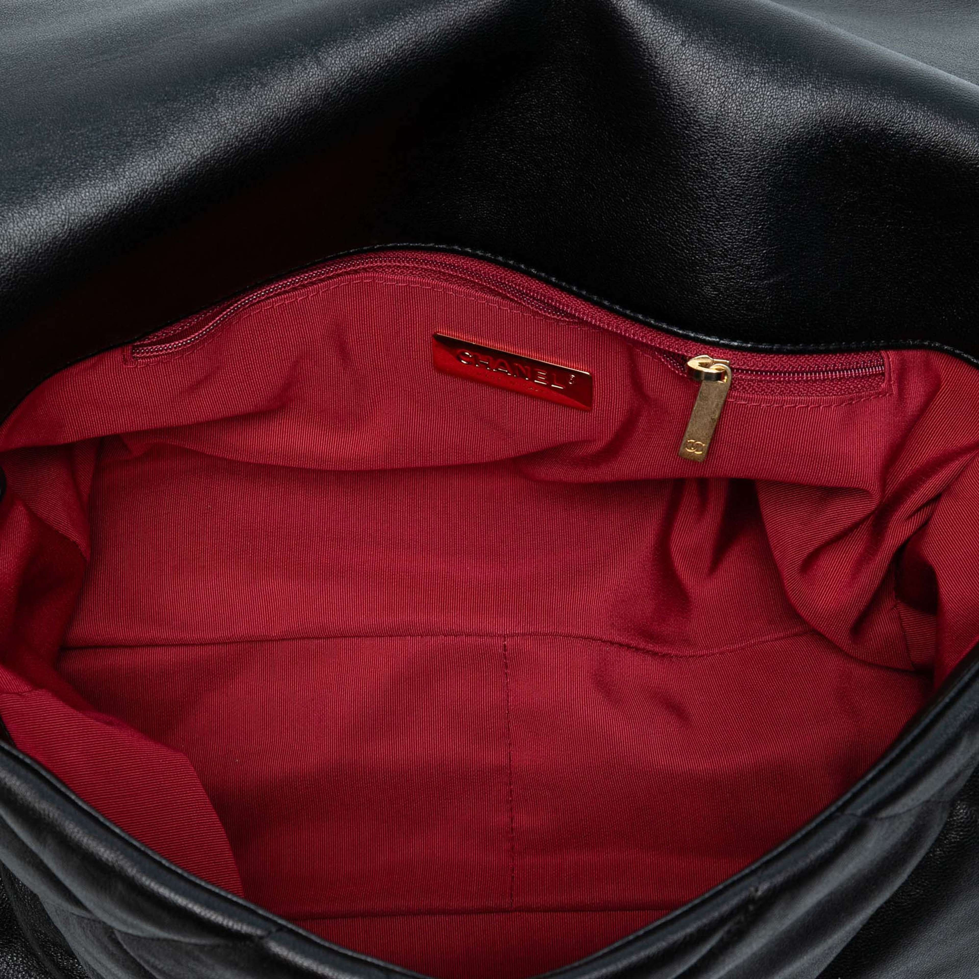 Chanel Maxi Lambskin 19 Flap, från Luxclusif, i färgen black. Klicka för att öppna bilden i stort format