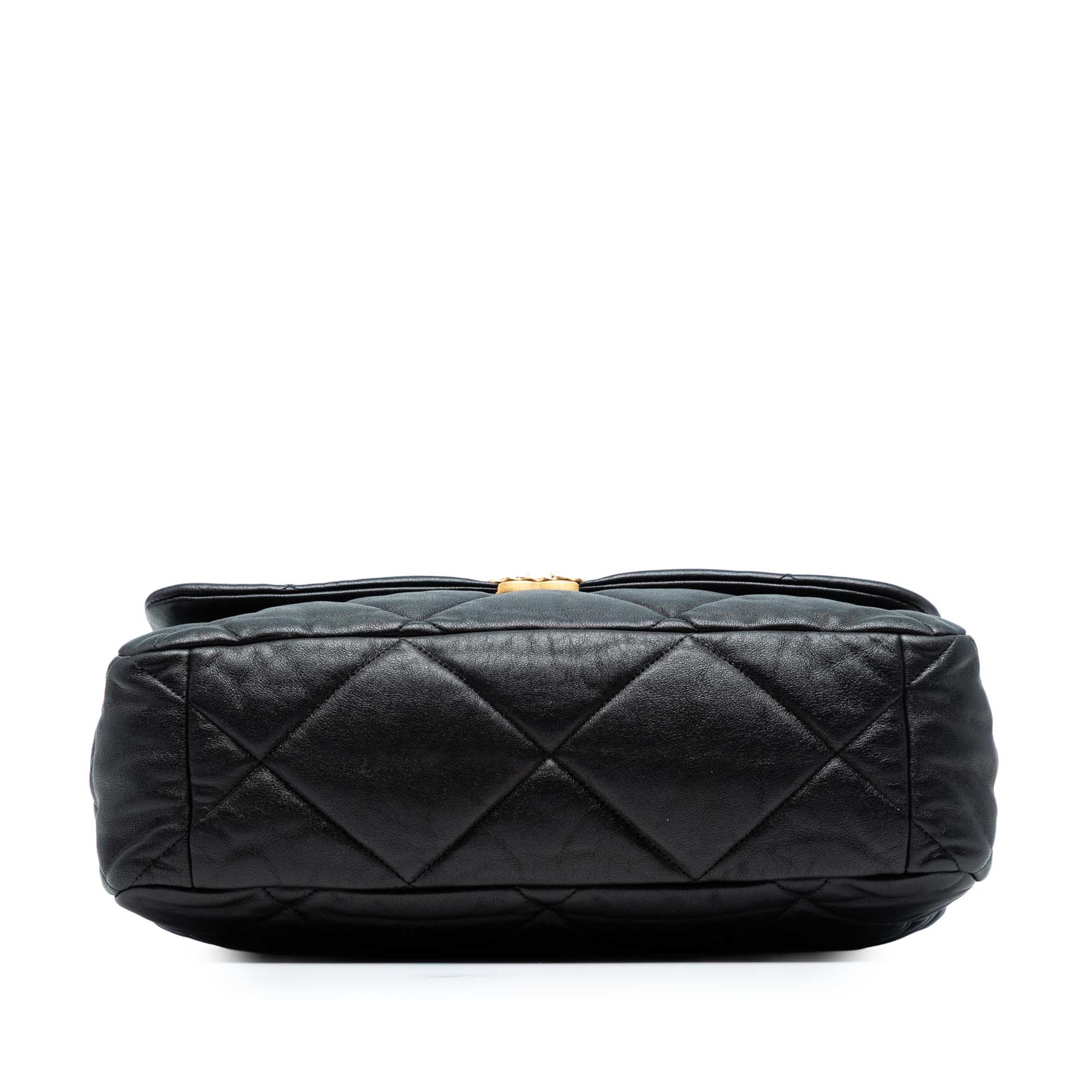 Chanel Maxi Lambskin 19 Flap, från Luxclusif, i färgen black. Klicka för att öppna bilden i stort format