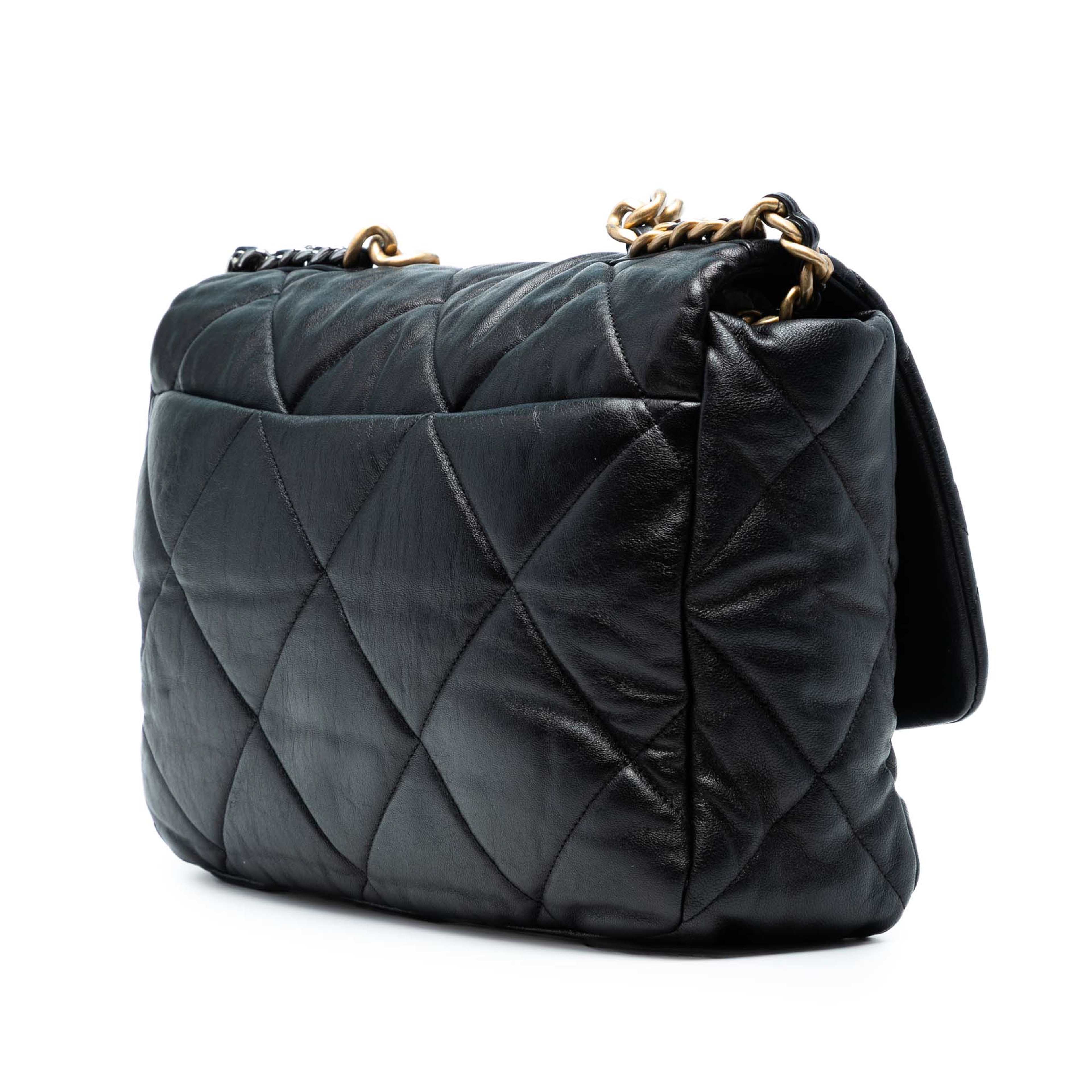 Chanel Maxi Lambskin 19 Flap, från Luxclusif, i färgen black. Klicka för att öppna bilden i stort format