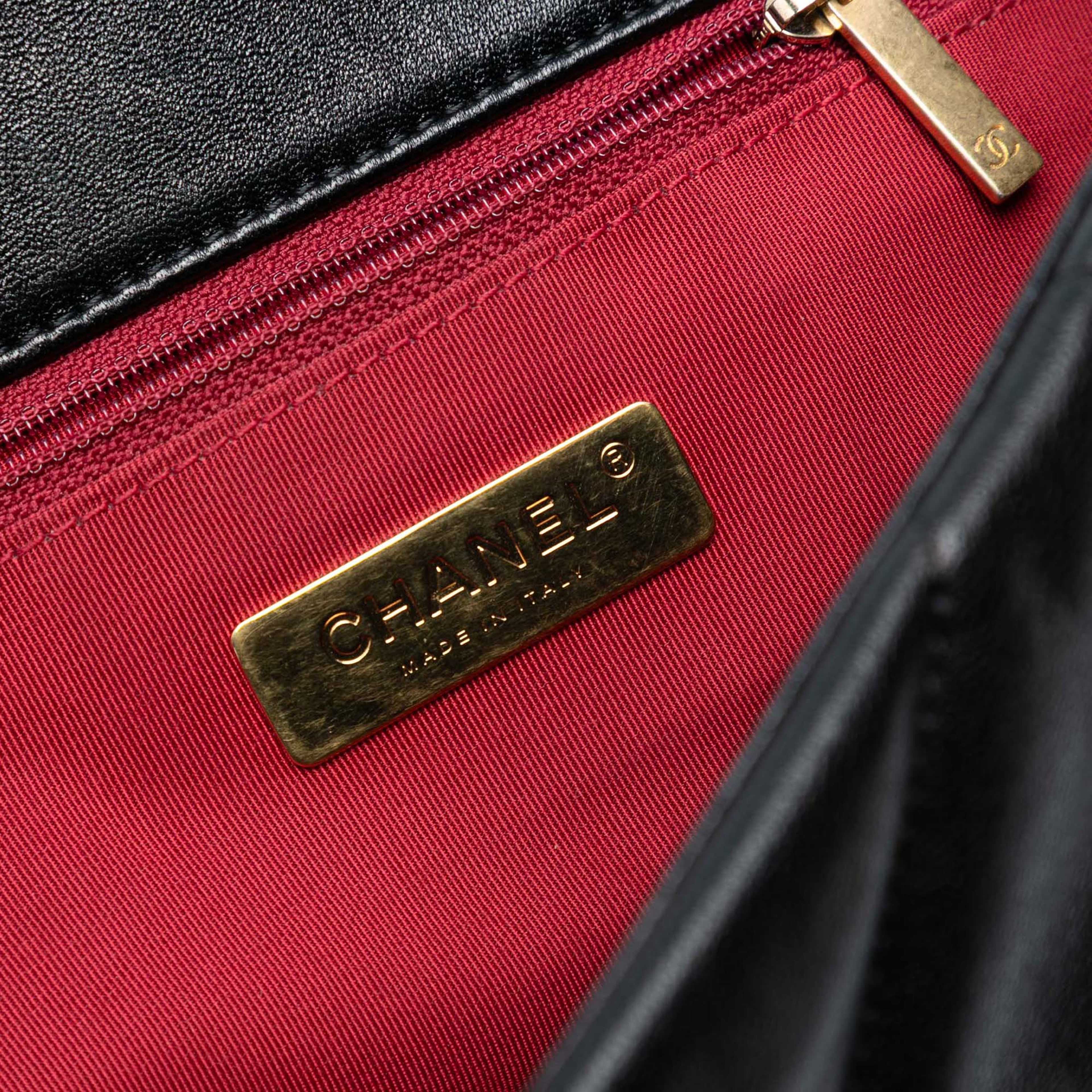 Chanel Maxi Lambskin 19 Flap, från Luxclusif, i färgen black. Klicka för att öppna bilden i stort format