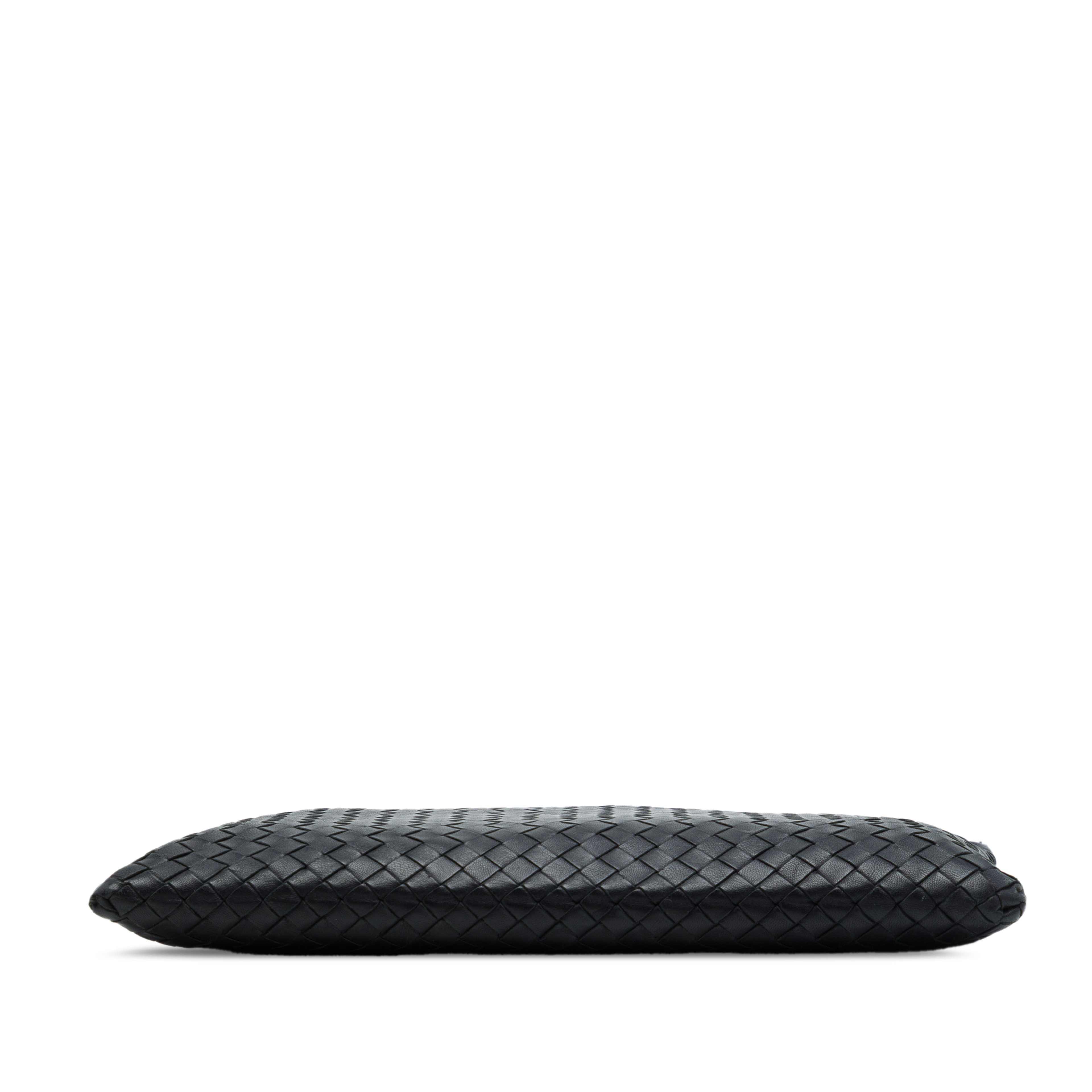 Bottega Veneta Nappa Intrecciato Clutch, från Luxclusif, i färgen svart. Klicka för att öppna bilden i stort format