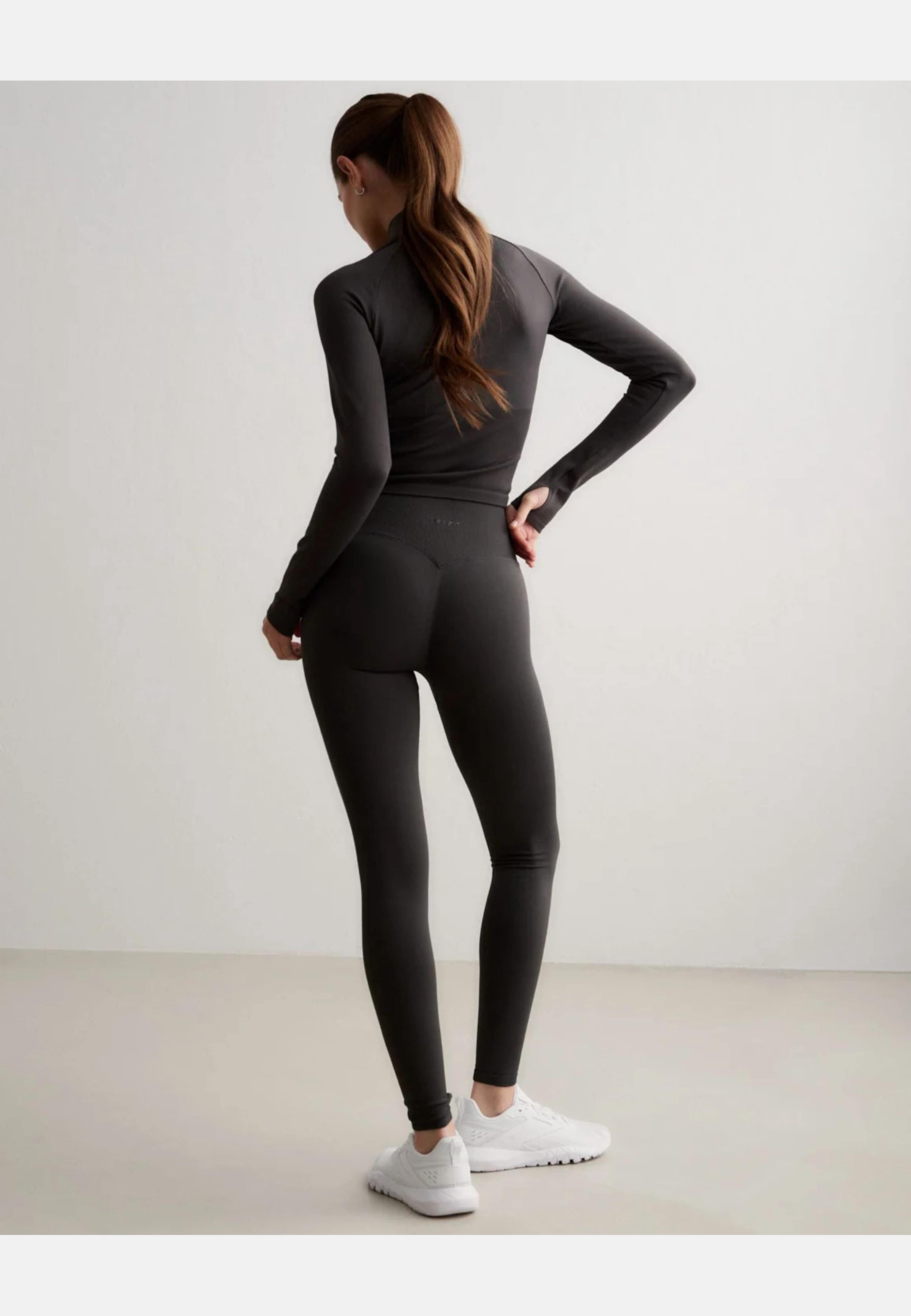 Shape Seamless Tall Tights, från aim'n, i färgen shadow grey. Klicka för att öppna bilden i stort format