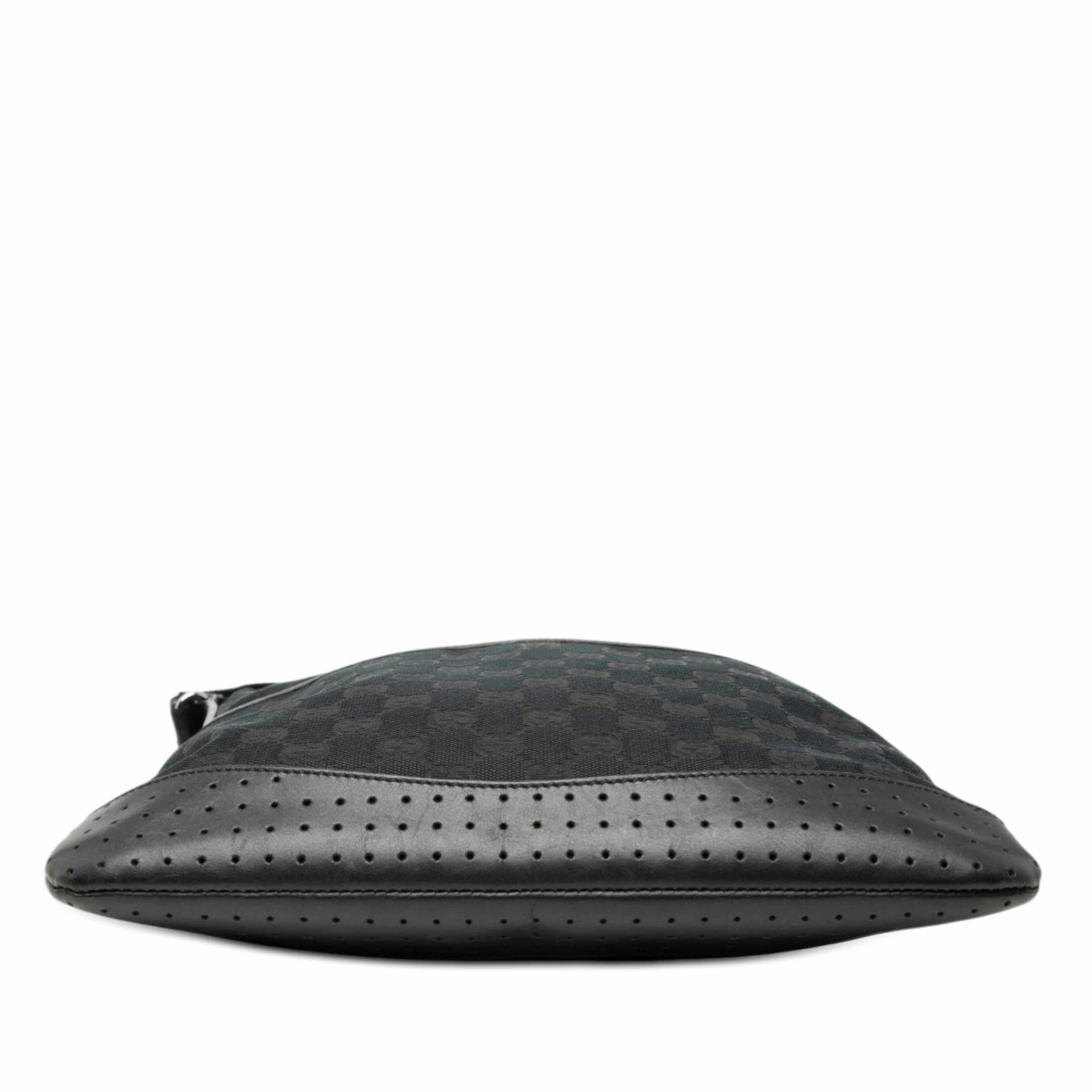 Gucci Gg Canvas Perforated Crossbody, från Luxclusif, i färgen svart. Klicka för att öppna bilden i stort format