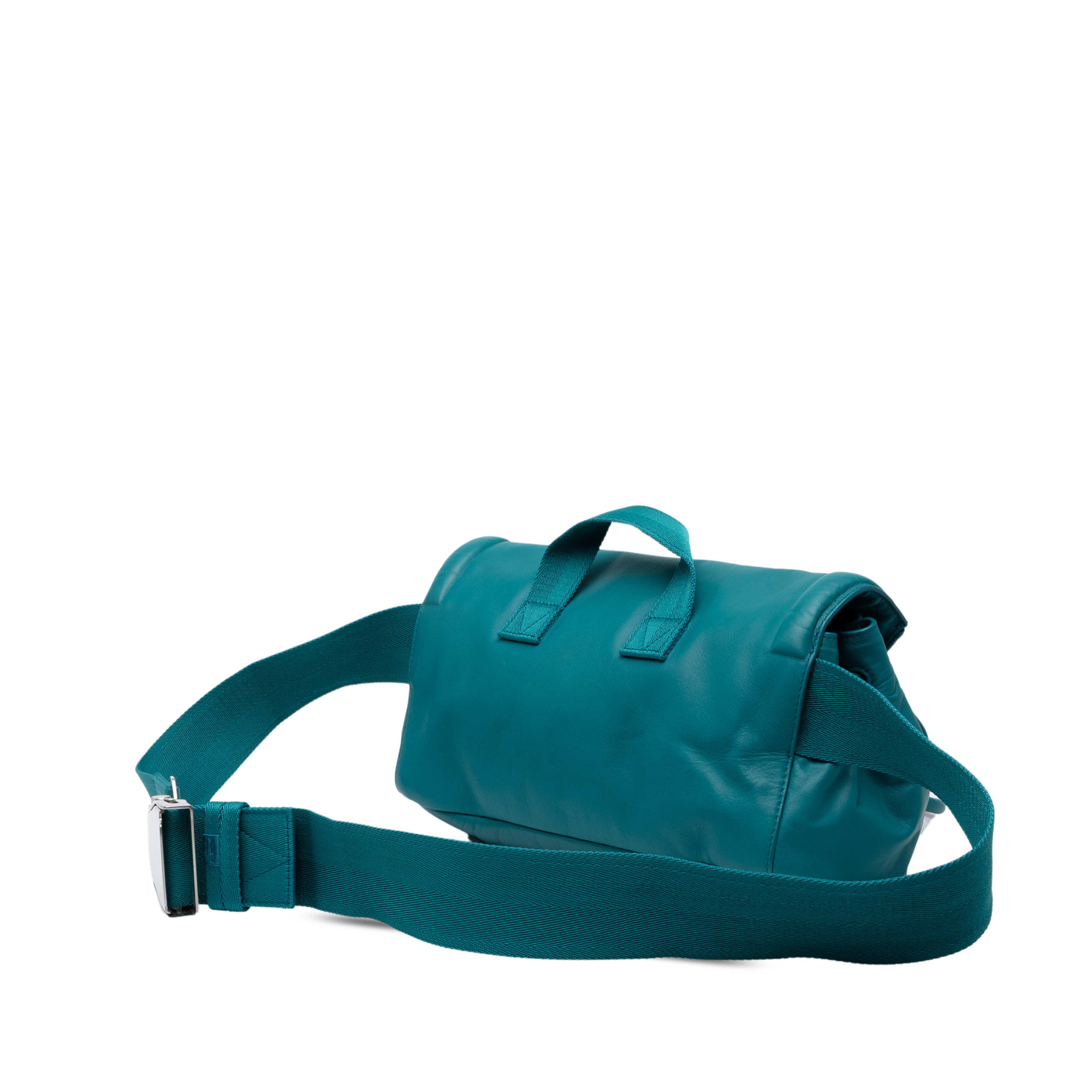 Bottega Veneta Nappa Beak Belt Bag, från Luxclusif, i färgen blå. Klicka för att öppna bilden i stort format