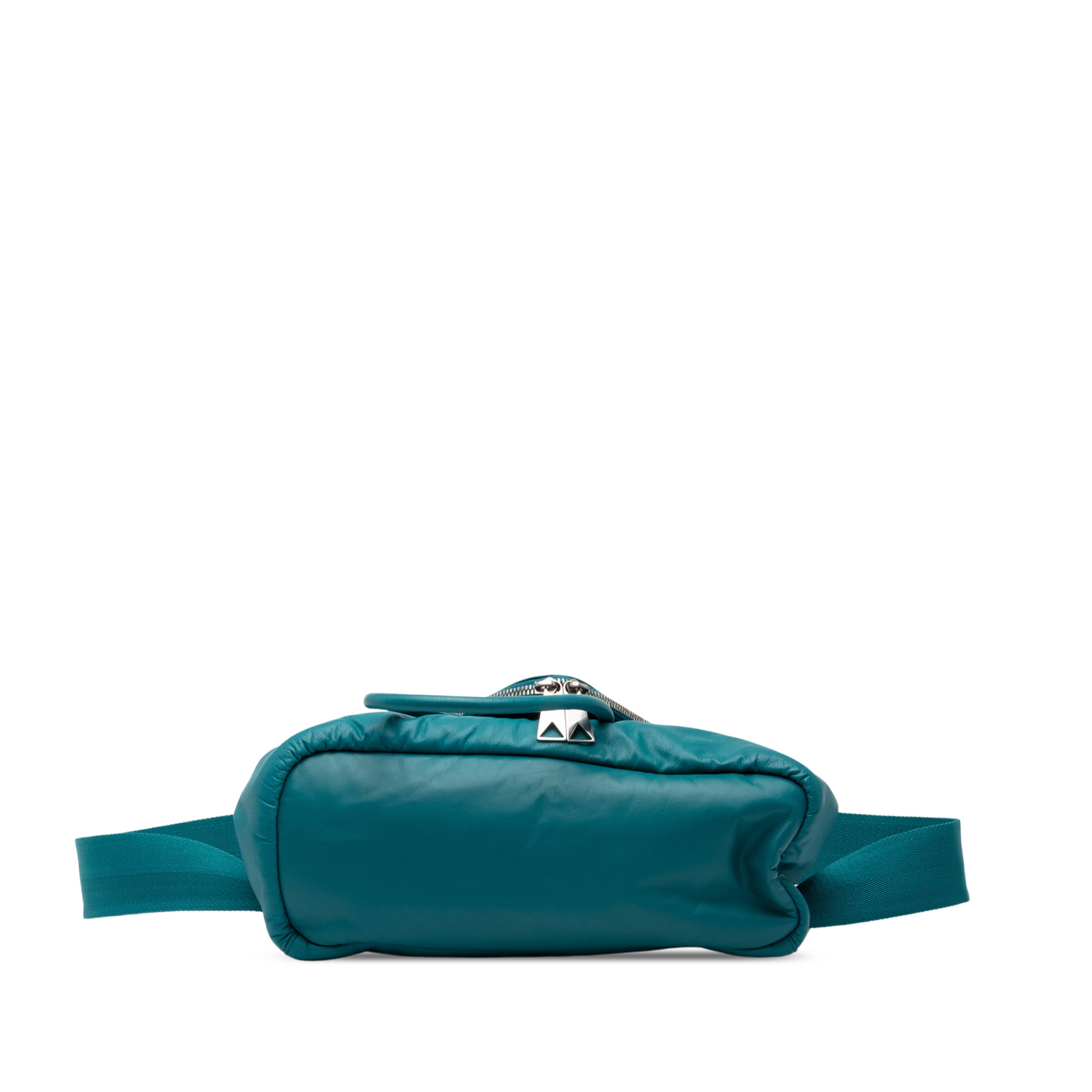 Bottega Veneta Nappa Beak Belt Bag, från Luxclusif, i färgen blå. Klicka för att öppna bilden i stort format